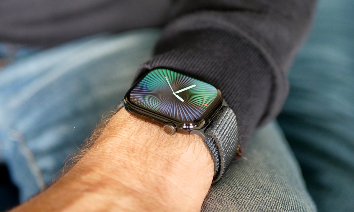 A person wearing the aluminum Apple Watch Series 10.