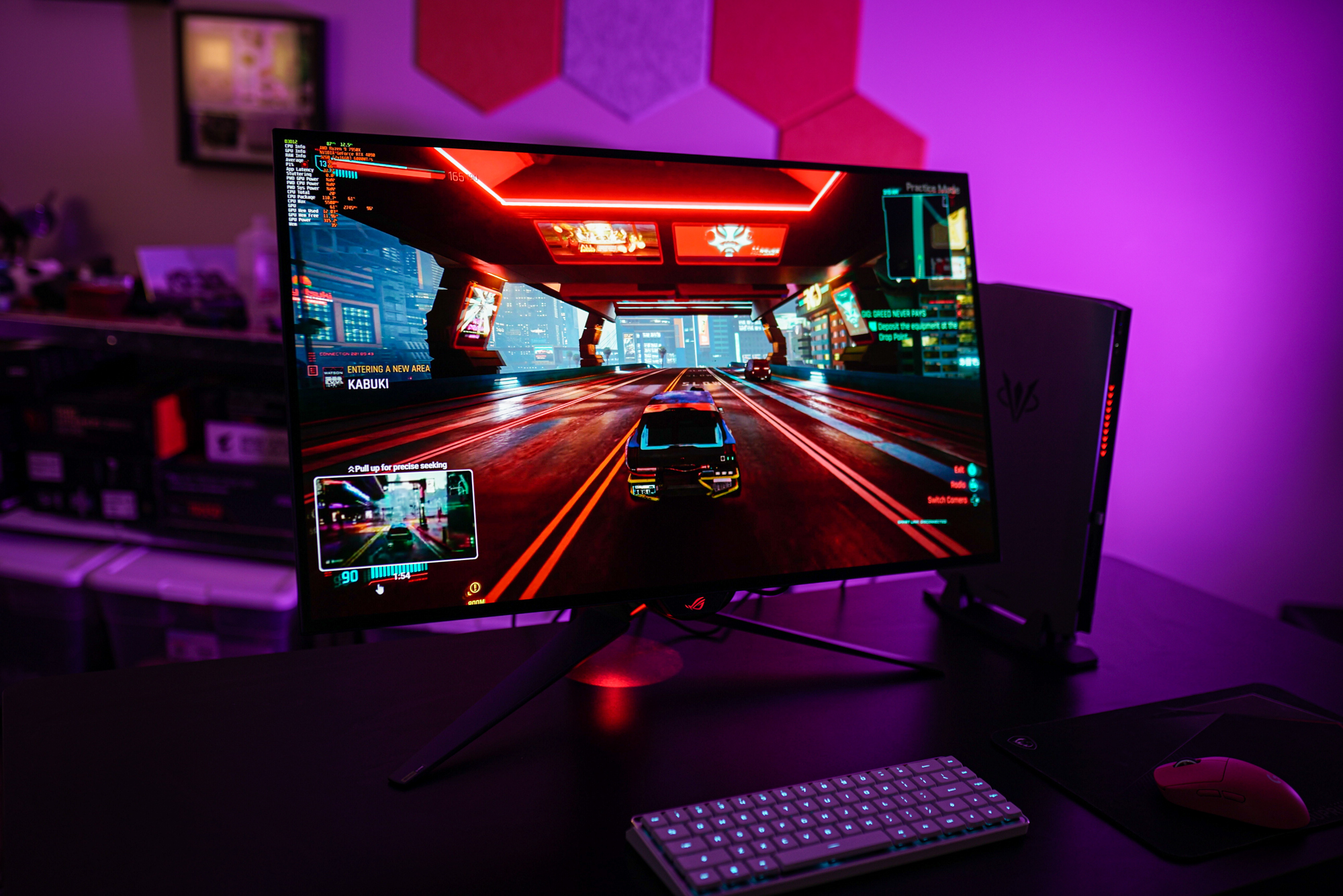 O Asus ROG Swift PG32UCDP jogando Cyberpunk 2077.