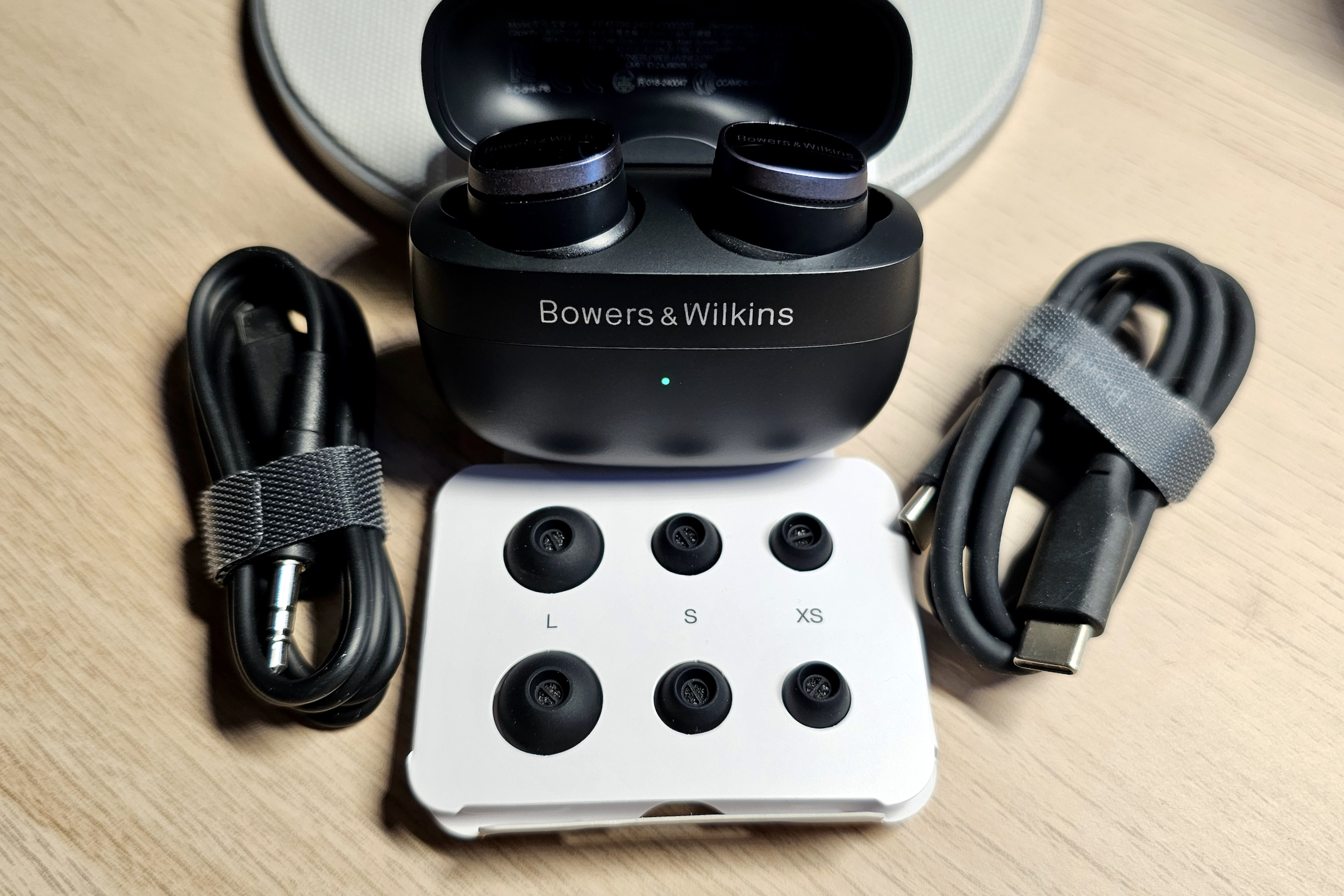 Bowers & Wilkins Pi8 এবং আনুষাঙ্গিক.