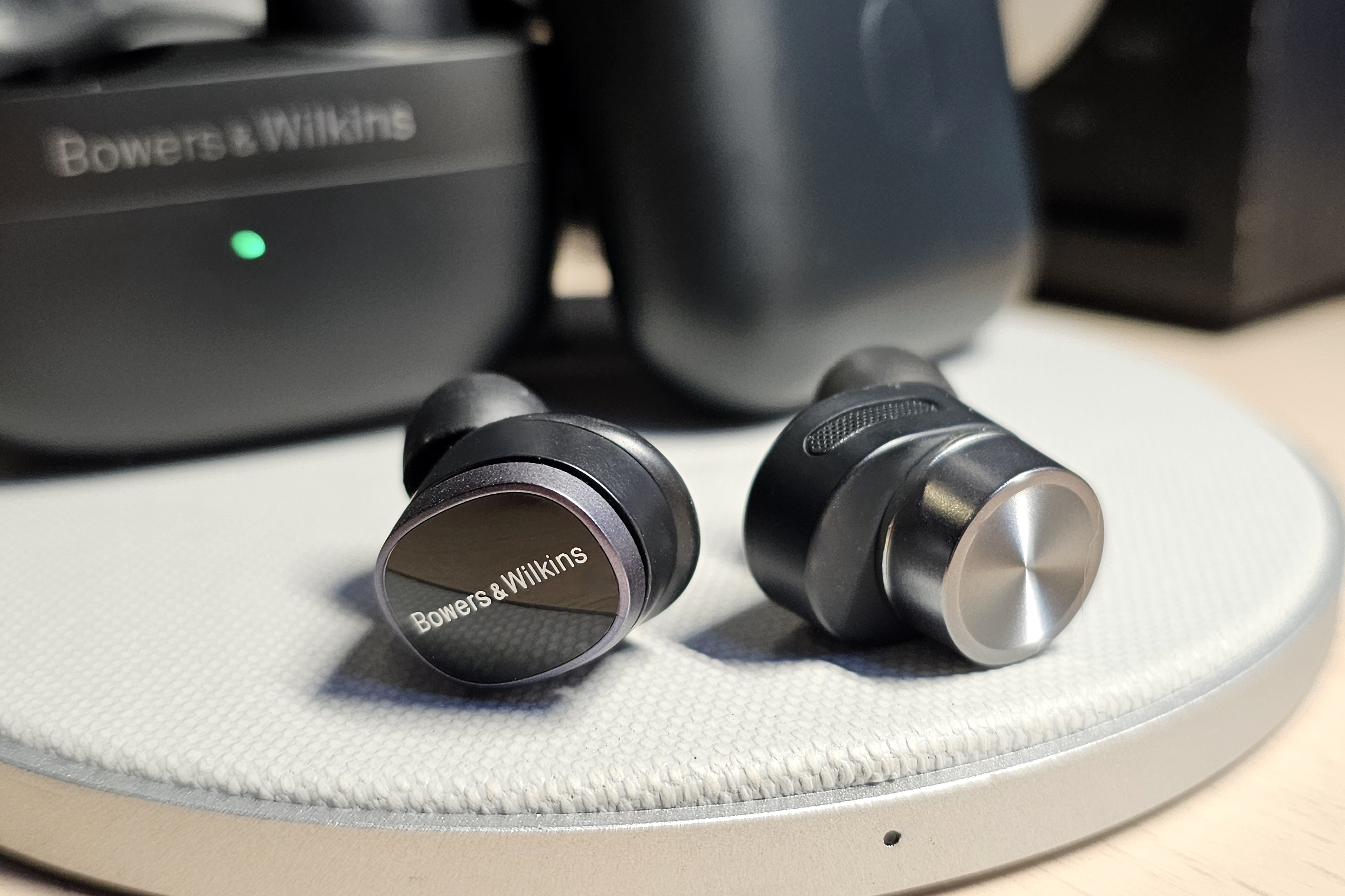 Bowers & Wilkins Pi8 এবং Pi7 S2 ইয়ারবাড।