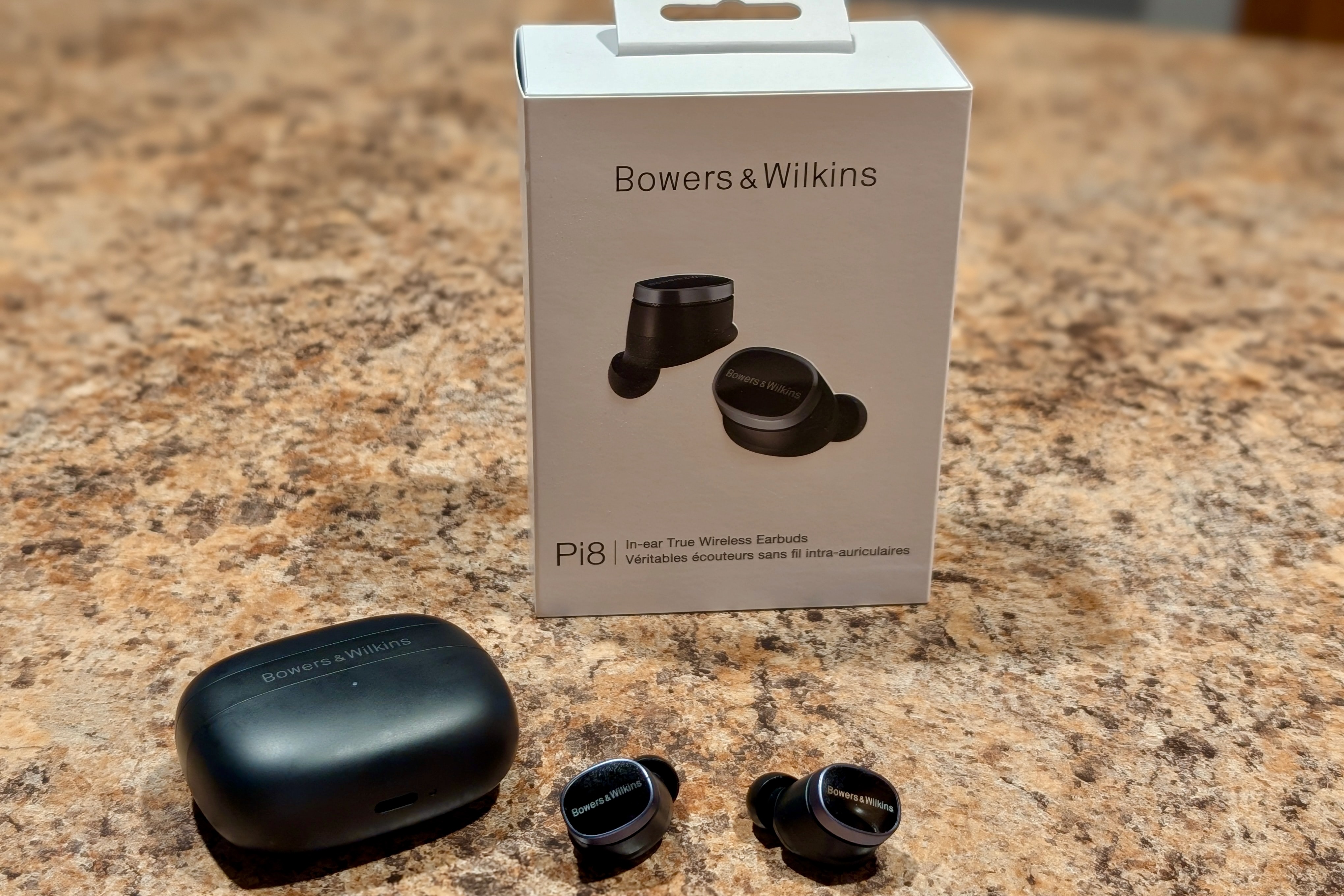 Открыта коробка Bowers & Wilkins Pi8.