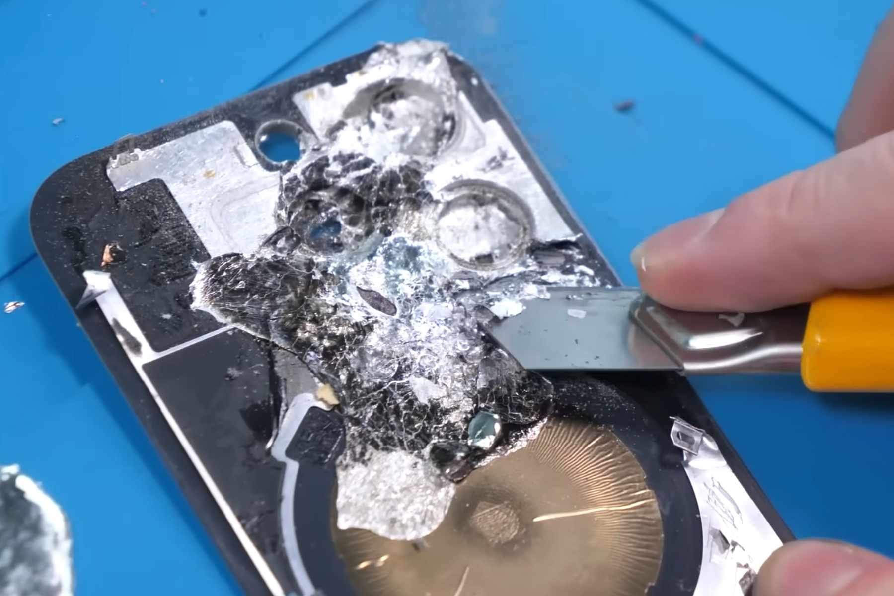 Limpieza de la carcasa trasera de vidrio de un iPhone 16. Pro.