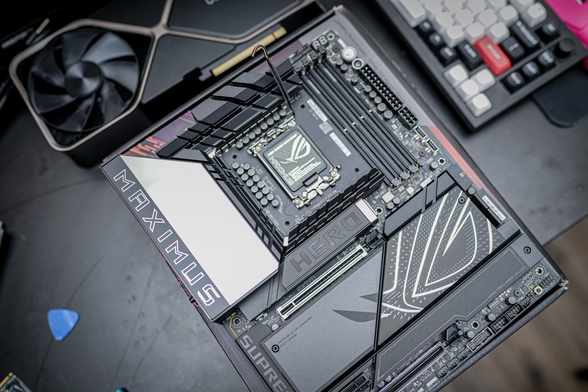 La carte mère Asus ROG Maximus Hero Z890 posée sur une table.