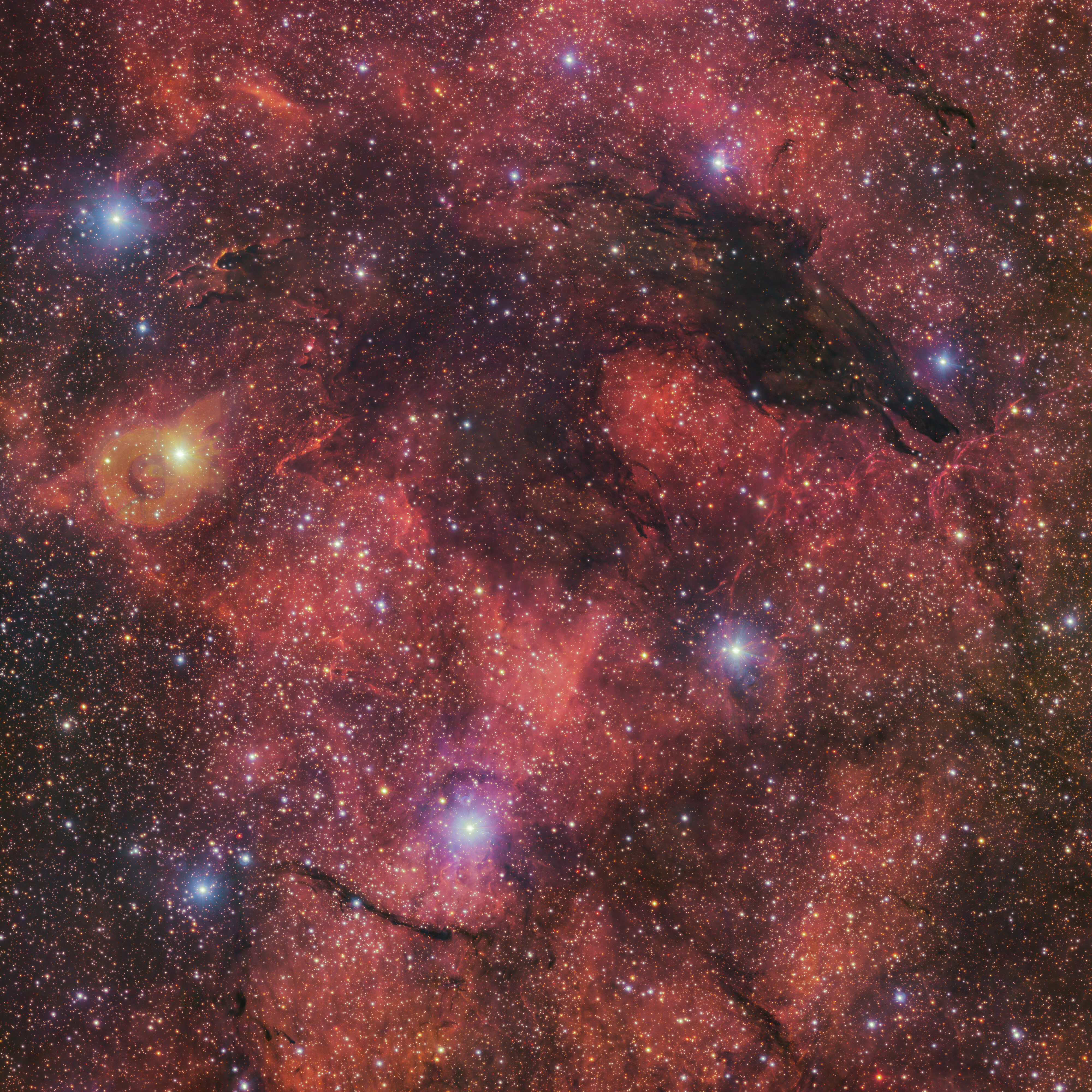 Apodada la Nebulosa del Lobo Oscuro, esta nube cósmica fue captada en una imagen de 283 millones de píxeles por el VLT Survey Telescope (VST) en el Observatorio Paranal de ESO, en Chile. Situadas a unos 5.300 años luz de la Tierra, las frías nubes de polvo cósmico crean la ilusión de una silueta similar a la de un lobo sobre un colorido telón de fondo de nubes de gas brillantes.