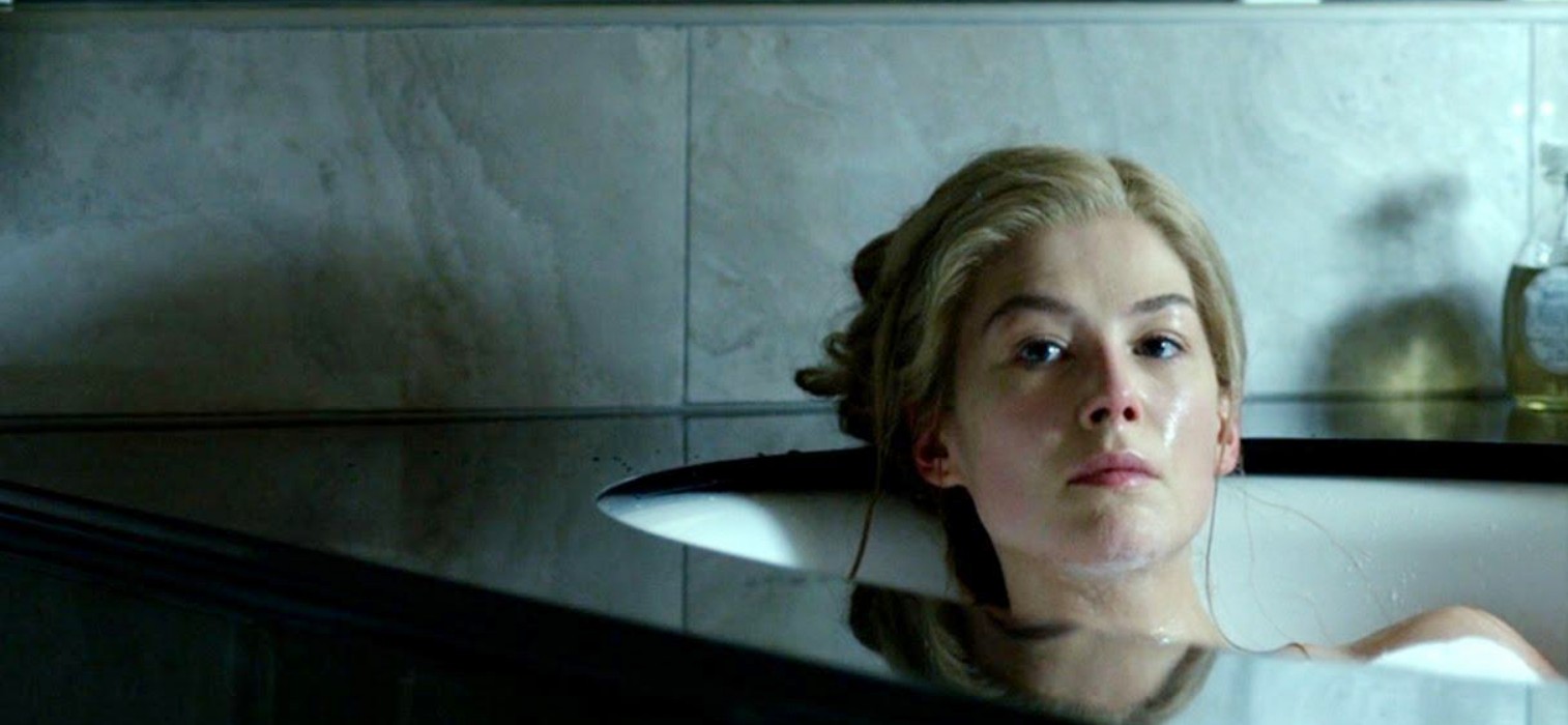 Uma mulher toma banho em Gone Girl.