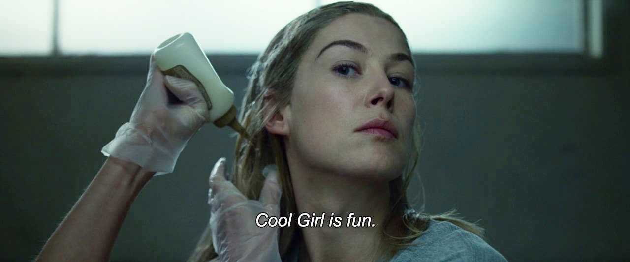 Uma mulher pinta o cabelo em Gone Girl.