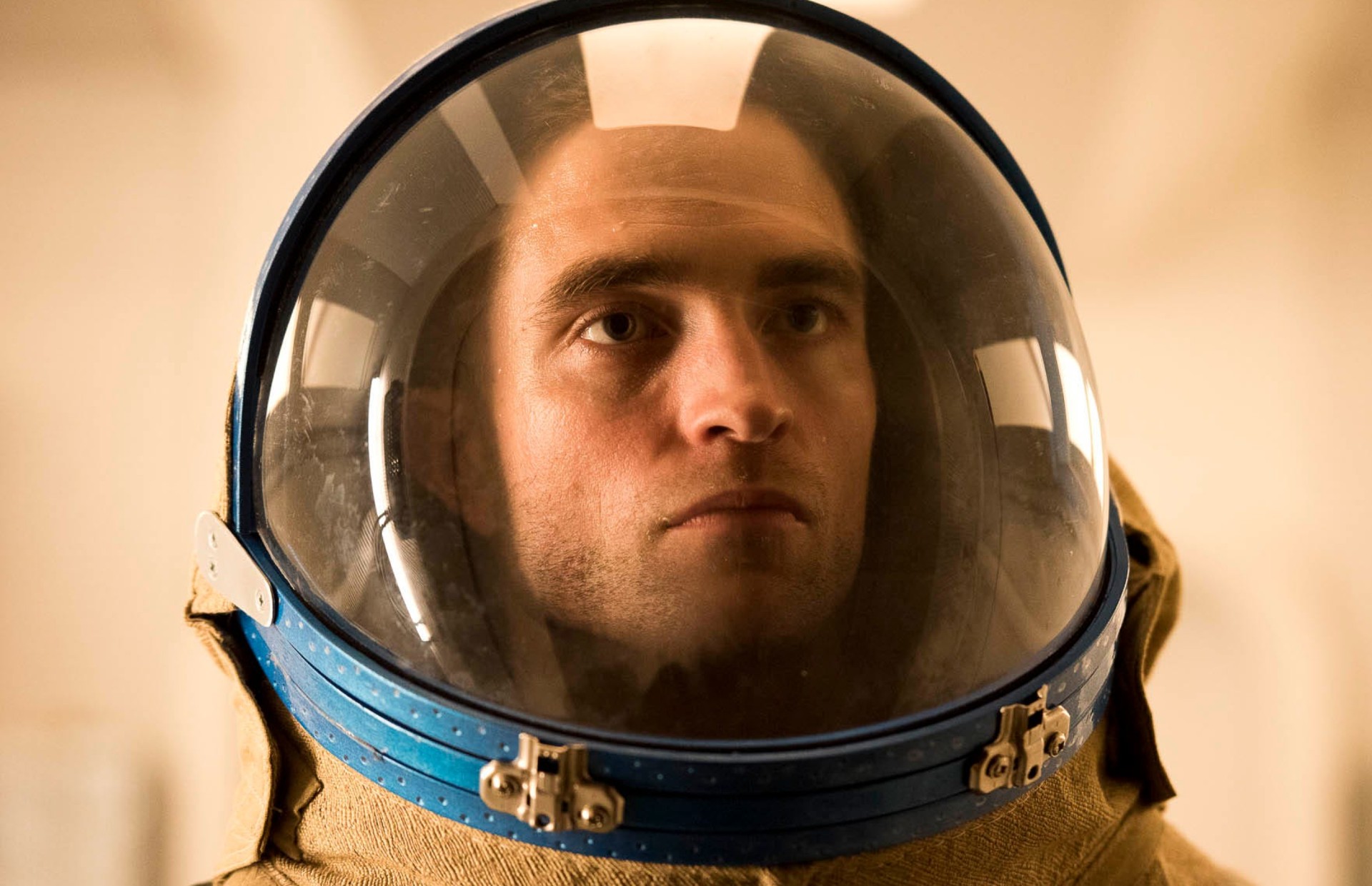 Астронавт смотрит вперед в High Life.