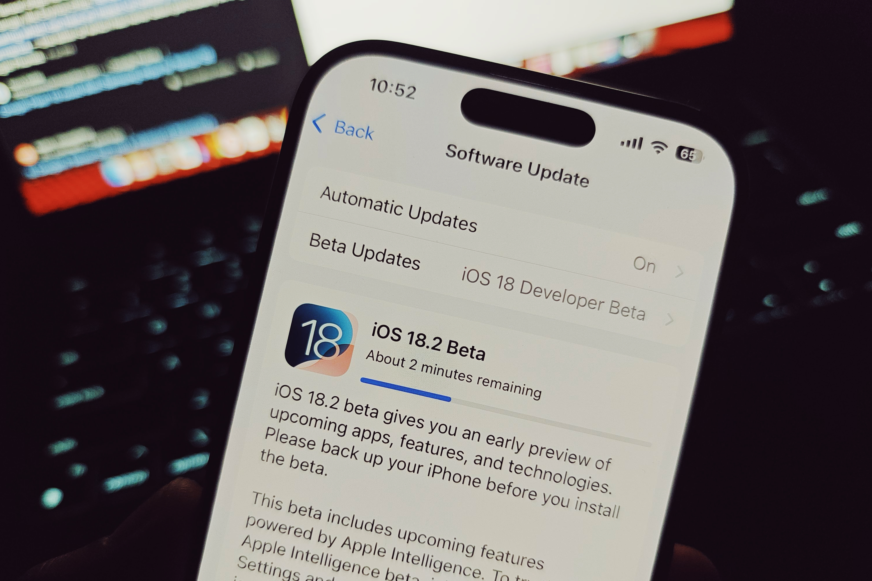 Notificación de actualización de iOS 18.2 en un iPhone.