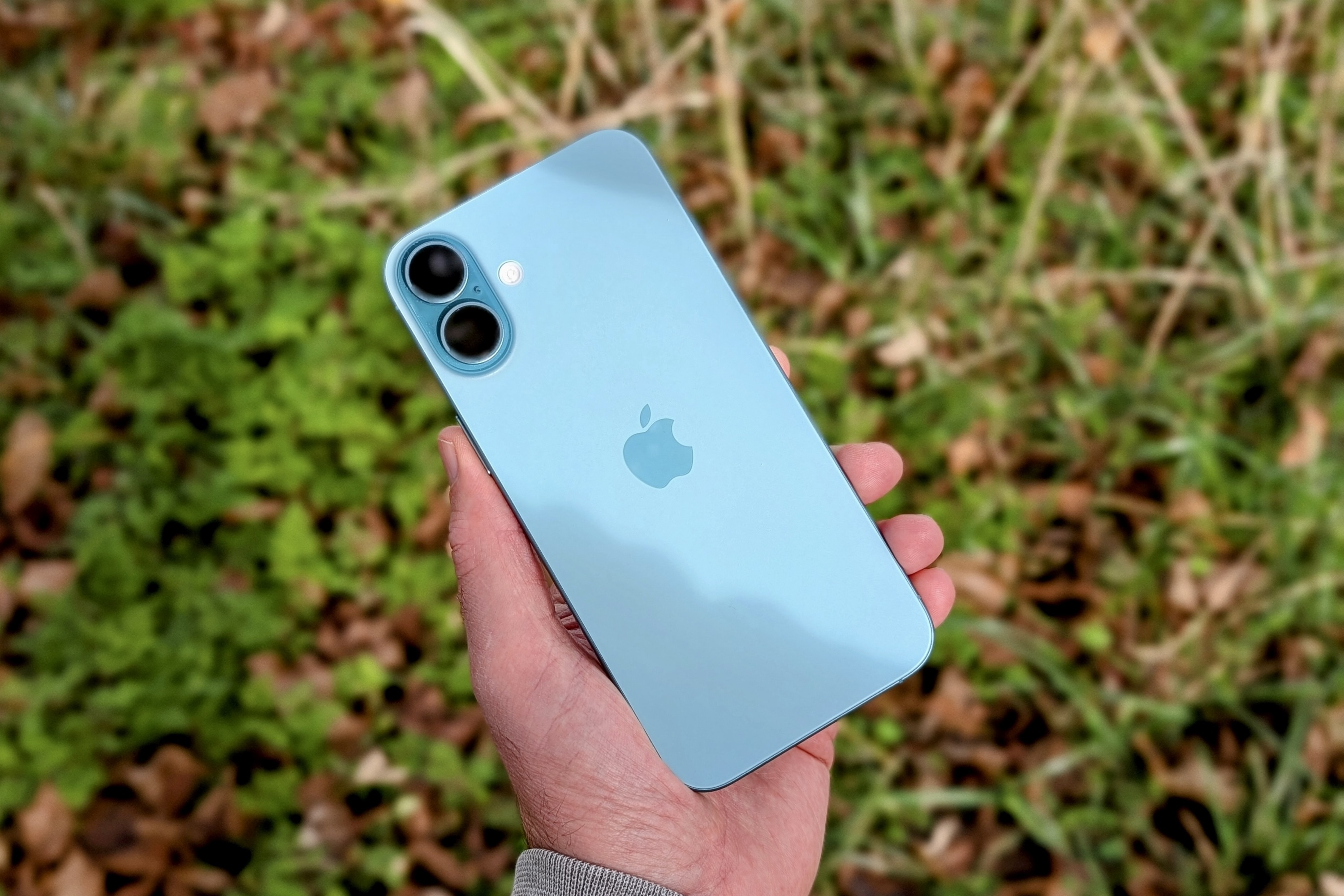 iphone 16 plus review back hand aqua