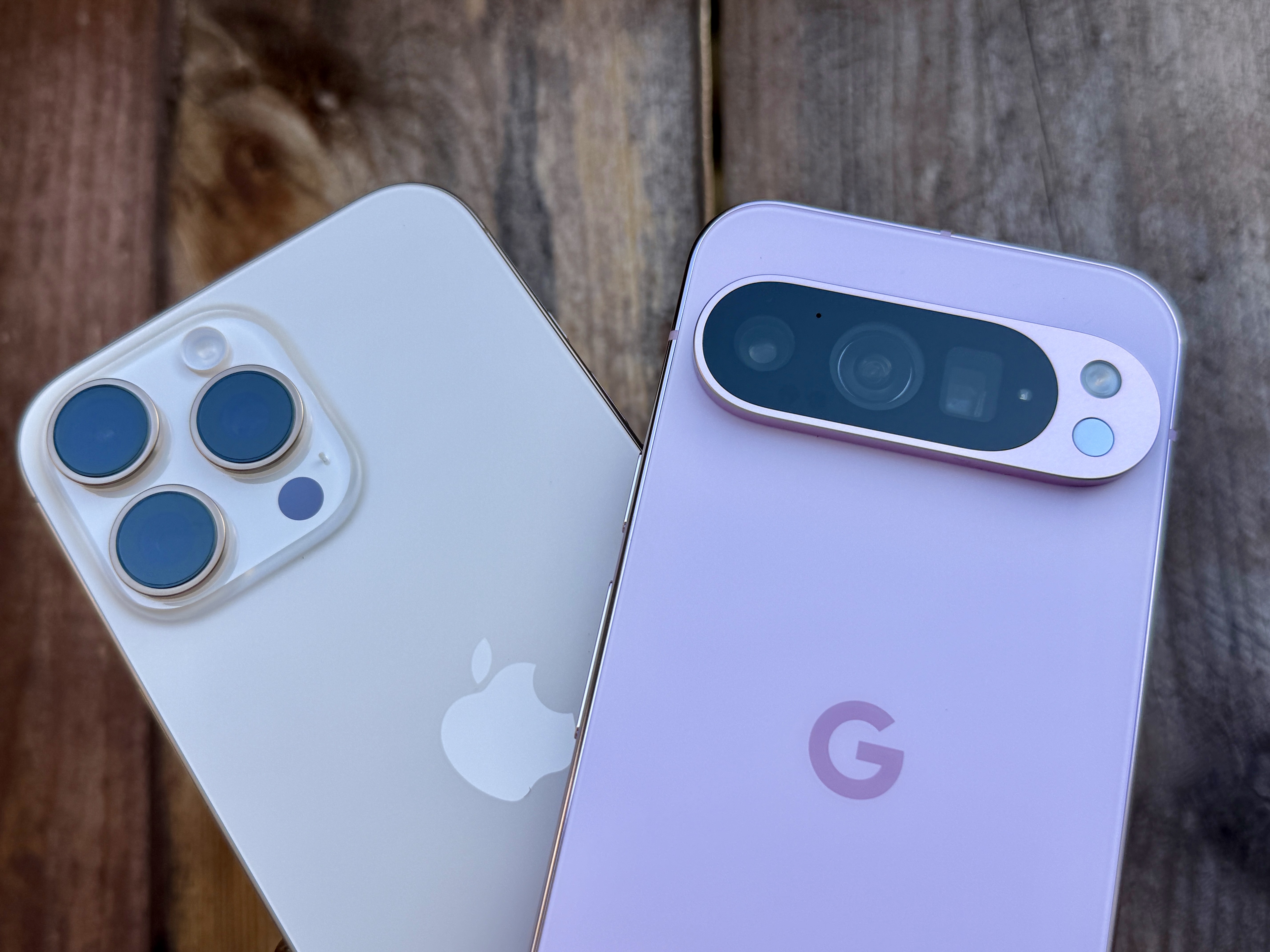 Apple iPhone 16 Pro Max цвета Desert Titanium (слева) и Google Pixel 9 Pro Rose Quartz.