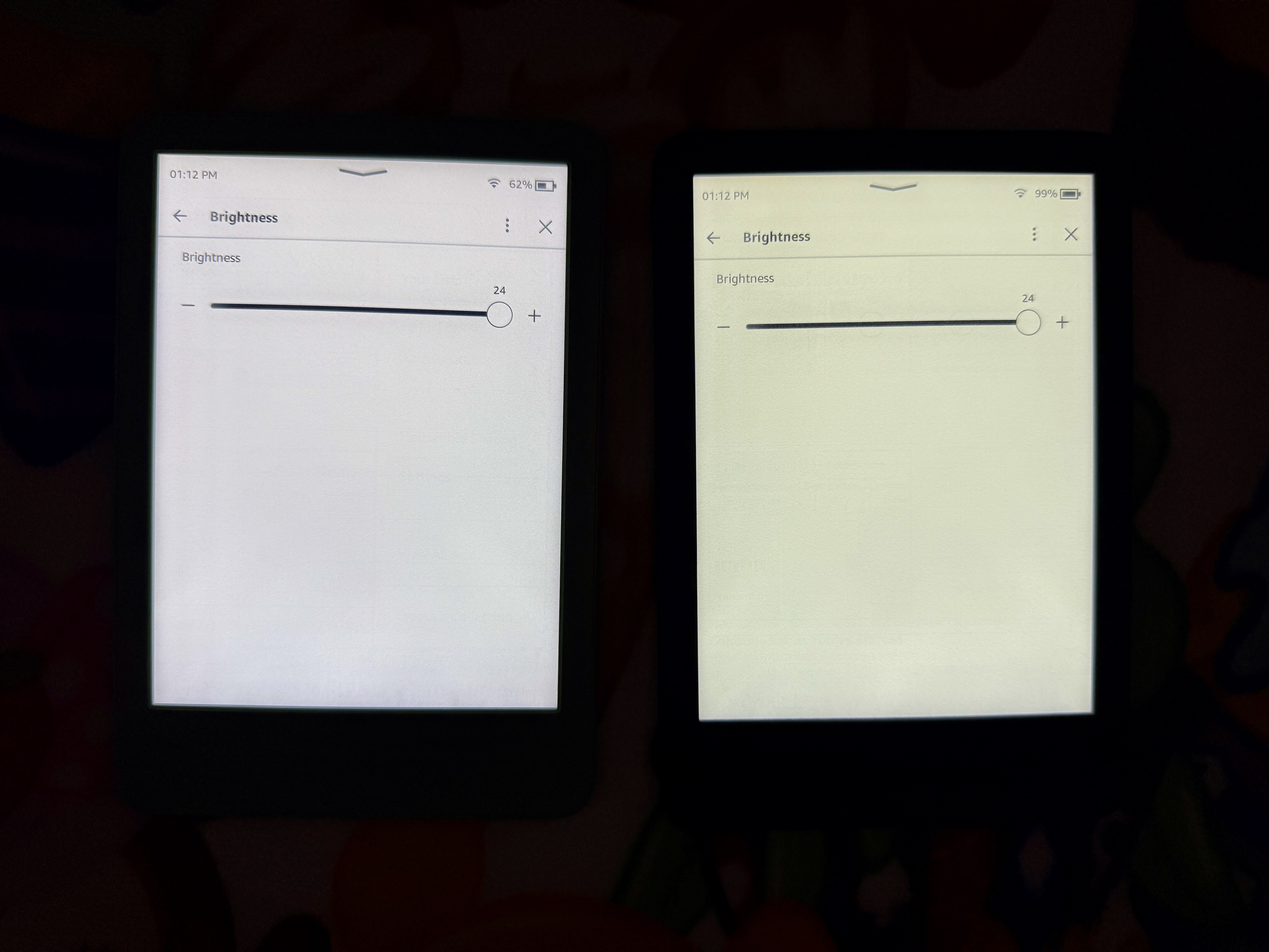 Matcha Kindle (2024) (izquierda) y un Kindle negro (2022) que muestra la diferencia de brillo.