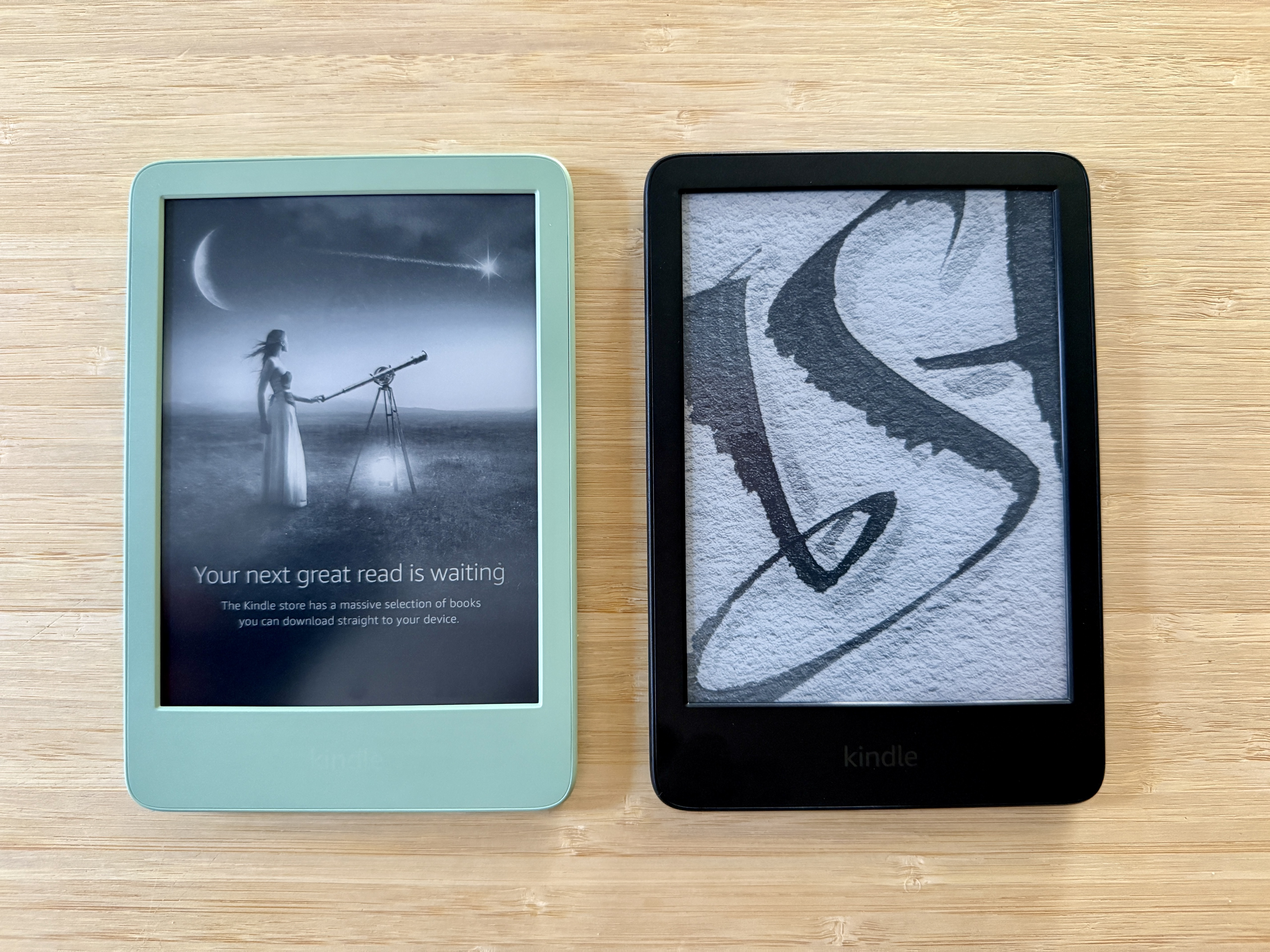 Matcha Kindle (2024) (links) und ein schwarzer Kindle (2022).