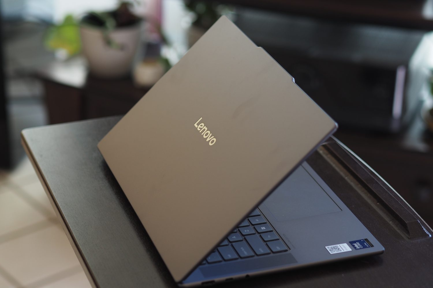 Lenovo Yoga Slim 7i Aura Edition, вид сзади: крышка и логотип.