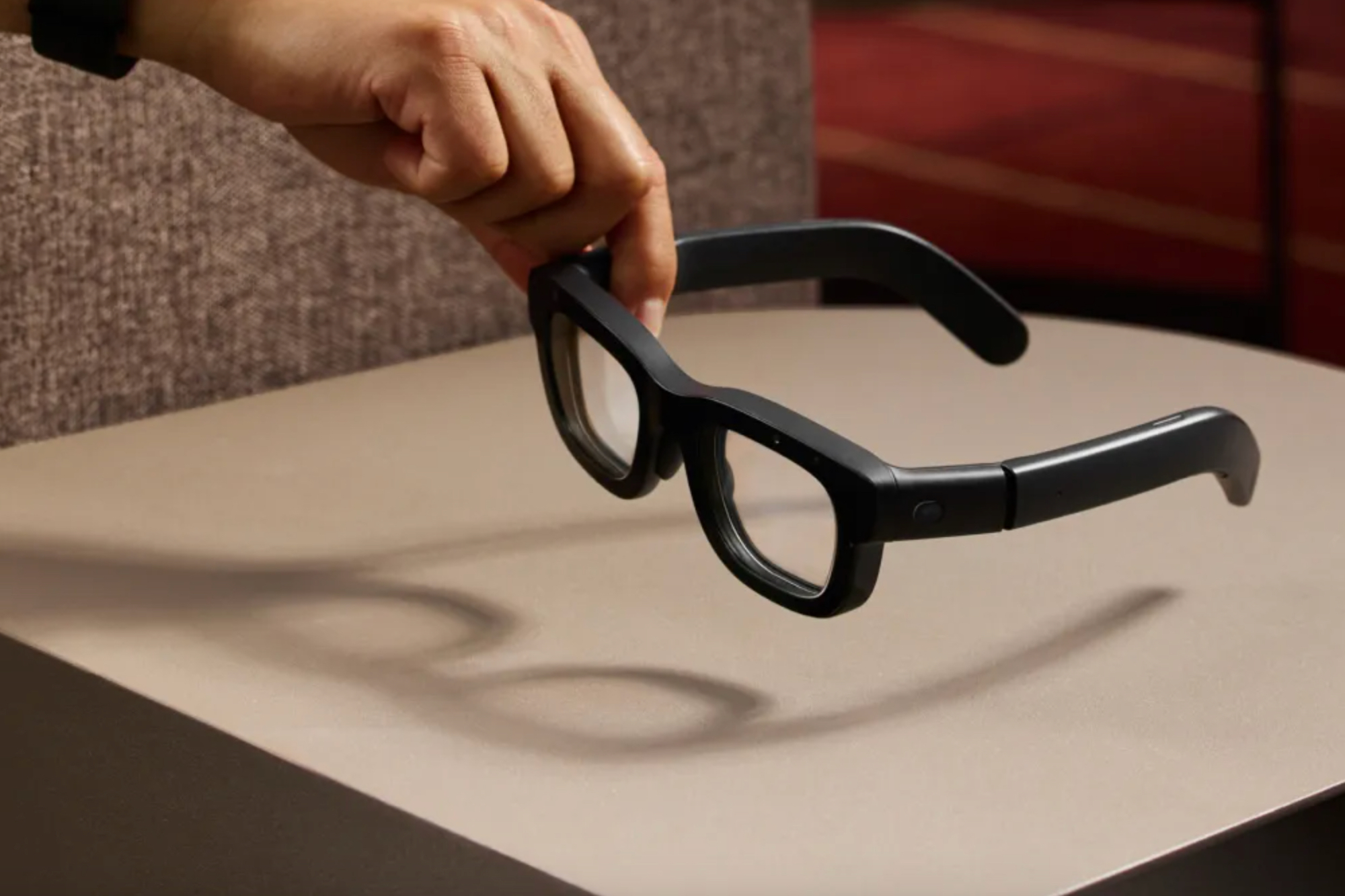 Lunettes intelligentes Meta Orion entre les mains d'une personne.