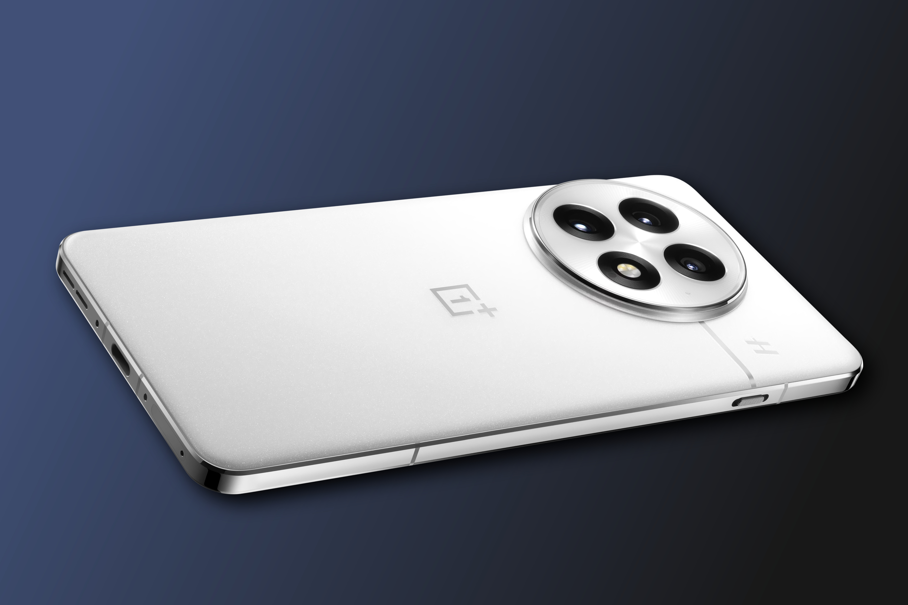 O OnePlus 13 branco.