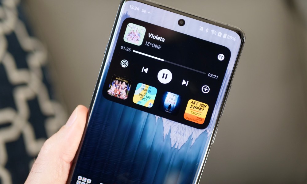 OxygenOS 15's dynamic island feature using Spotify.