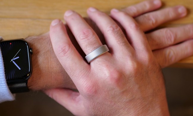 A person wearing the Oura Ring 4.