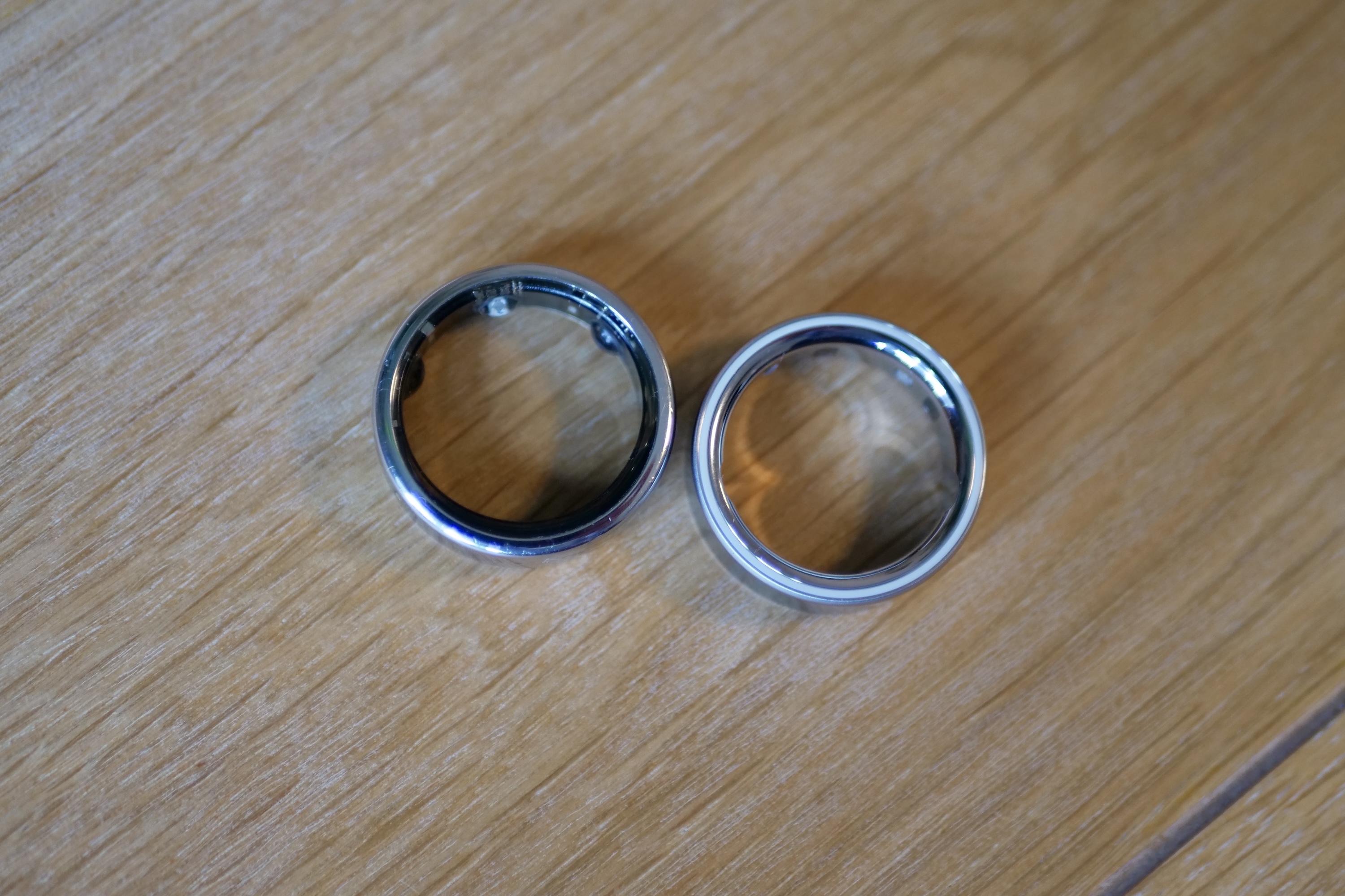 Die Seite des Oura Ring 3 und Oura Ring 4.