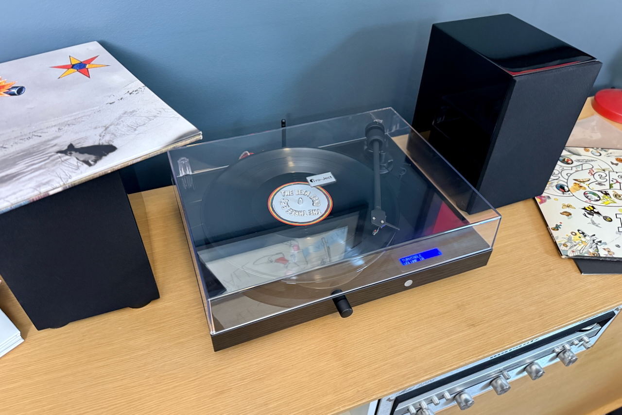 Проигрыватель проигрывателя Pro-Ject Juke Box E1.