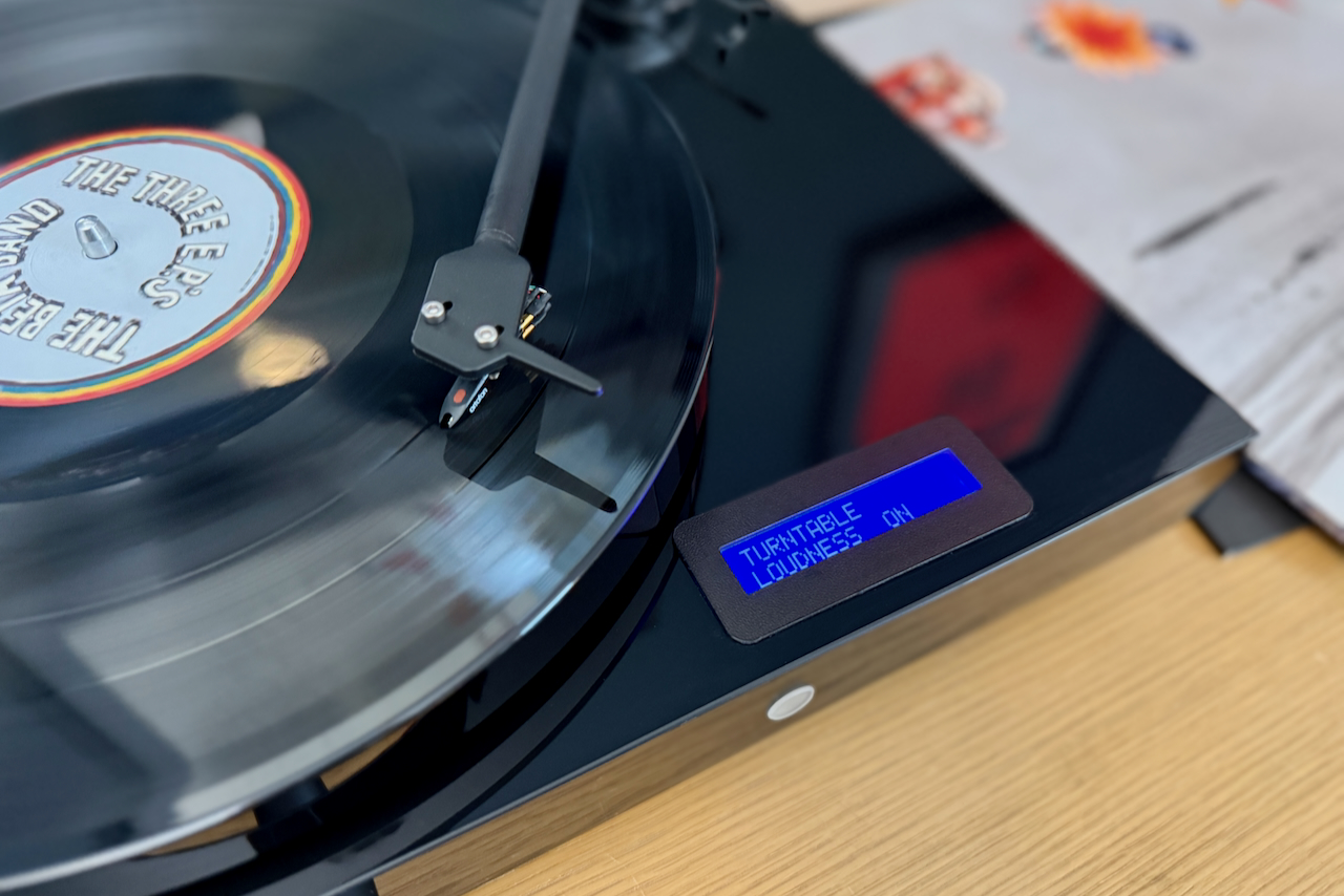 Проигрыватель проигрывателя Pro-Ject Juke Box E1.