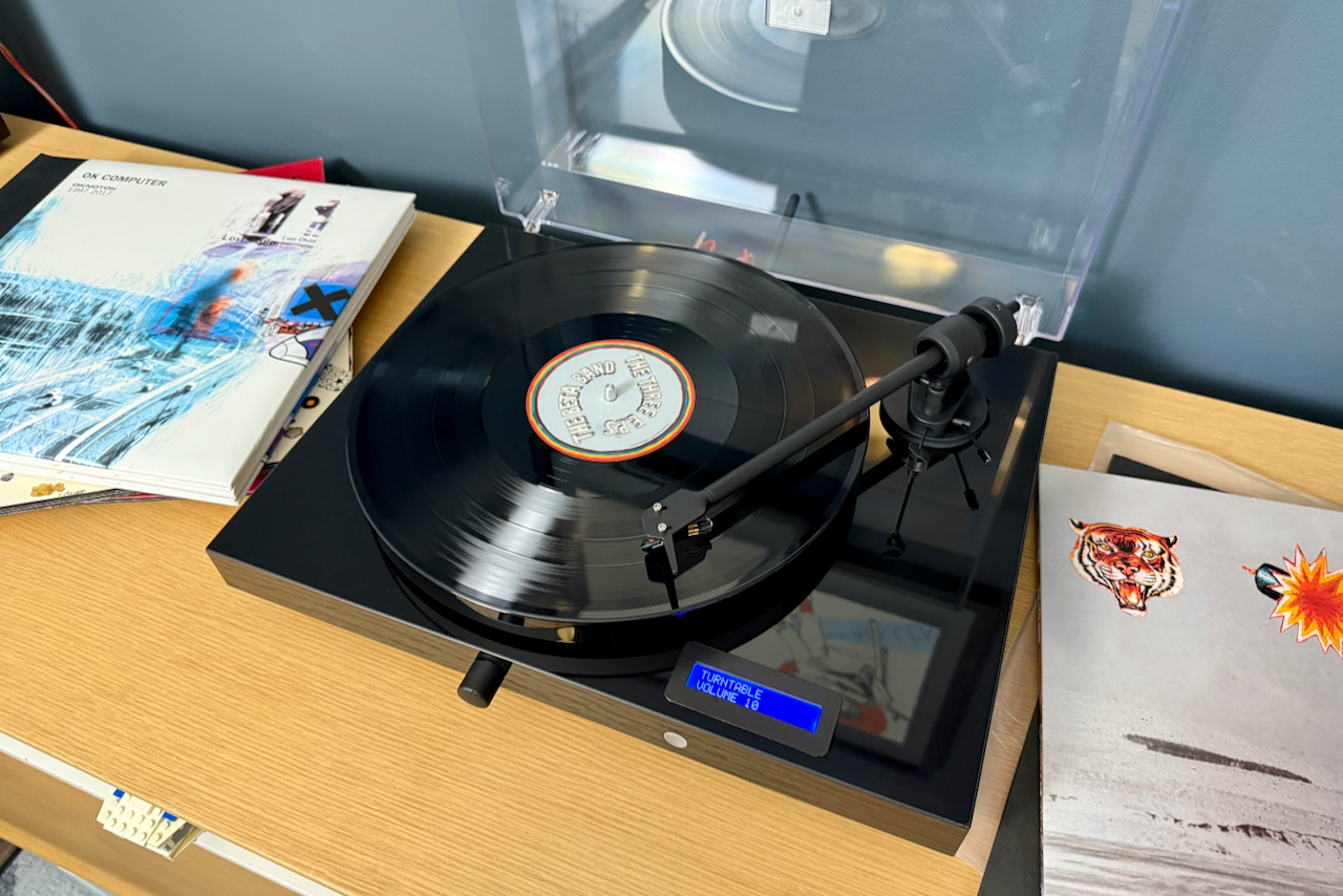 Проигрыватель проигрывателя Pro-Ject Juke Box E1.