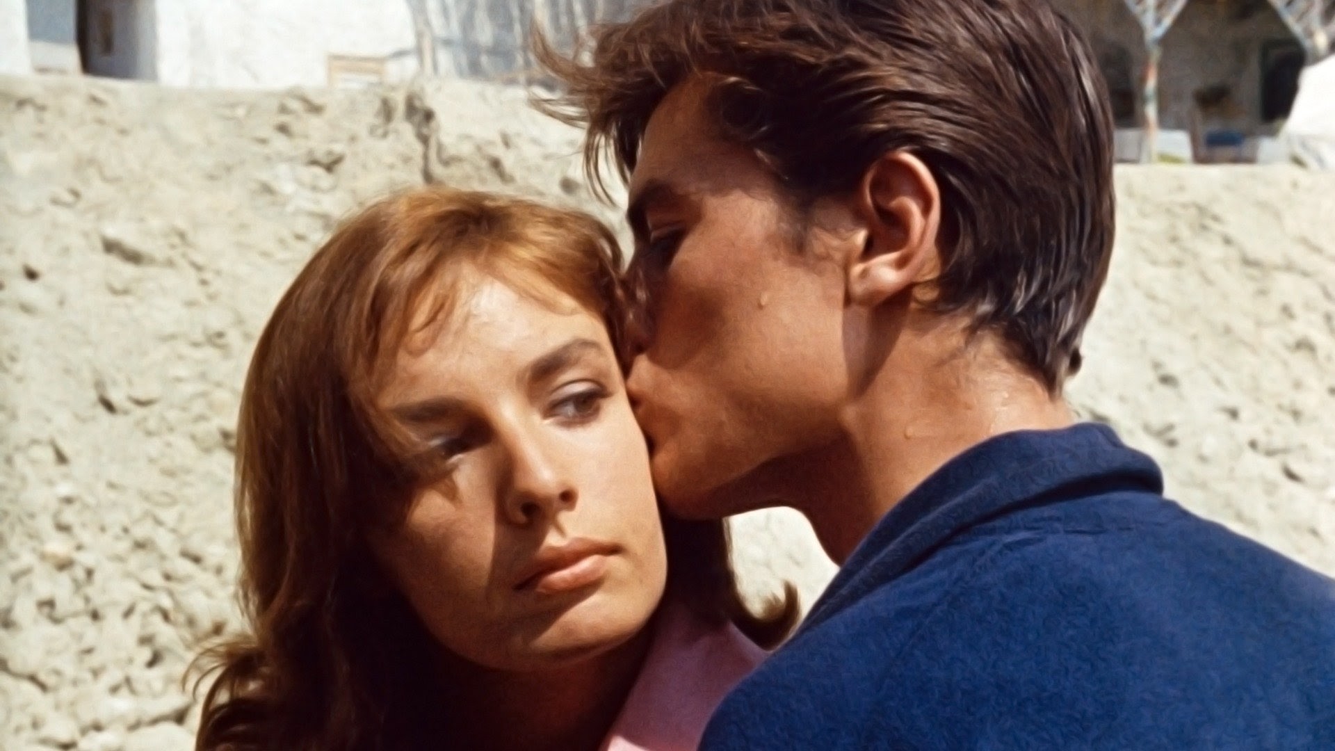 Un hombre besa a una mujer en Purple Noon.