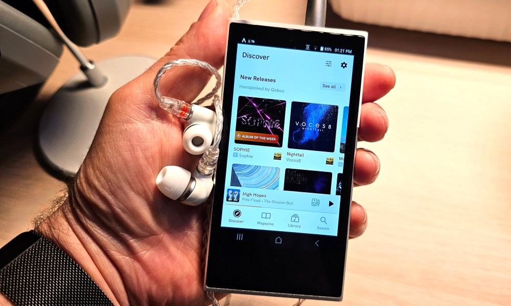 The Qobuz music app for Android seen on an Astell&Kern Activo portable media player.