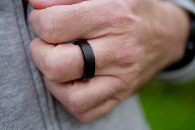 A person wearing the RingConn Gen 2 smart ring.