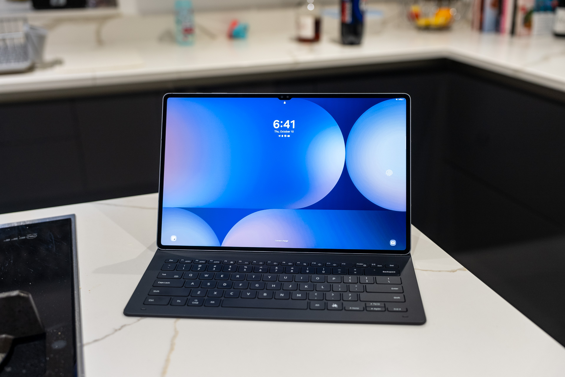 Das Samsung Galaxy Tab S10 Ultra mit seiner Tastatur verbunden.