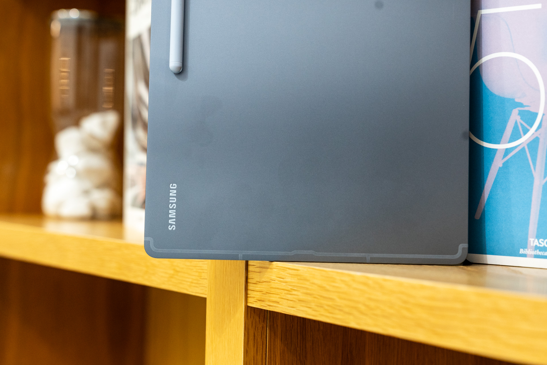 Samsung Galaxy Tab S10 Ultra на книжной полке.