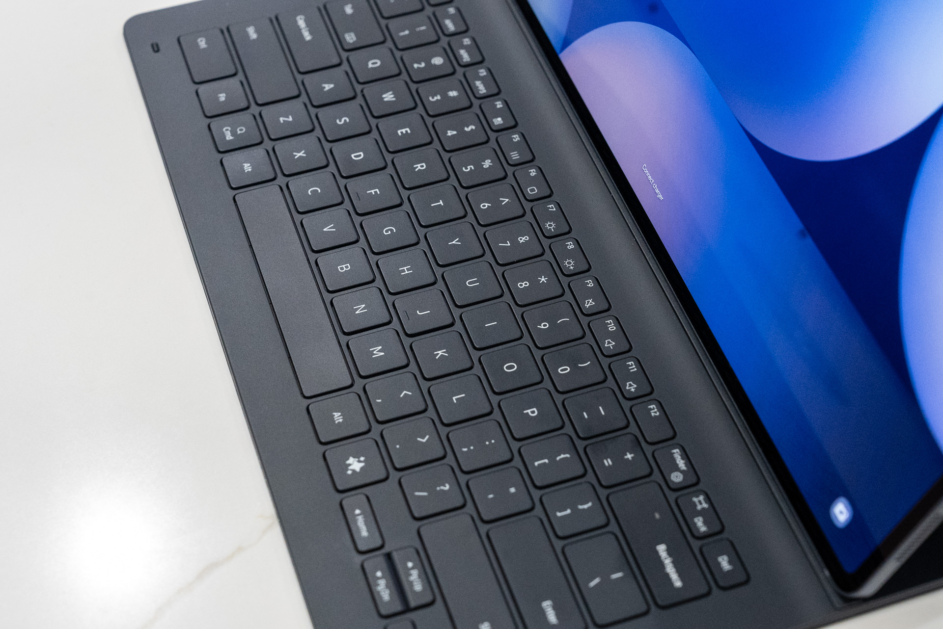 Seitenwinkel des 14,6-Zoll-Displays des Galaxy Tab S10 Ultra Book Cover Keyboard Slim.