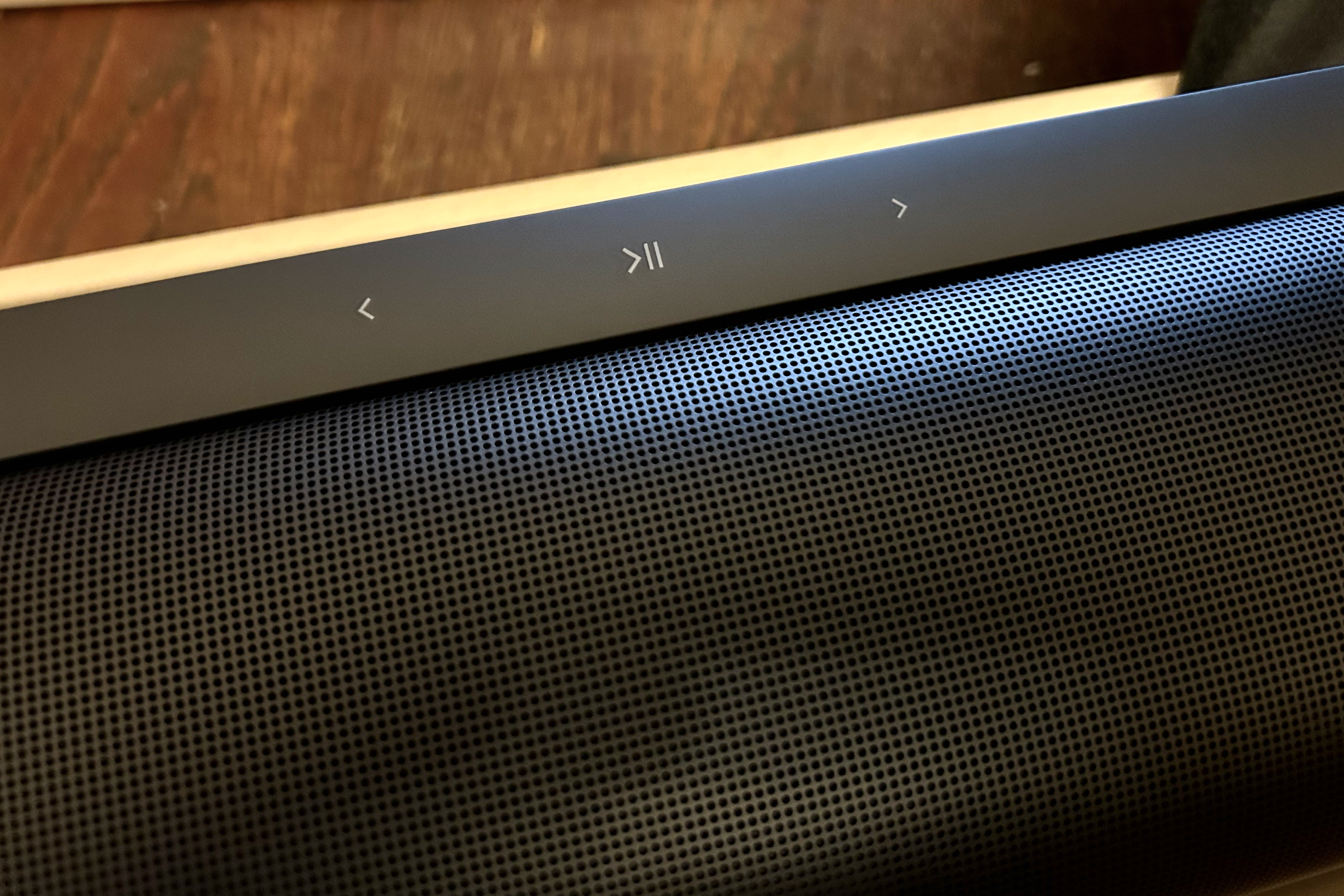 Sonos Arc Ultra: close-up dos controles superiores.