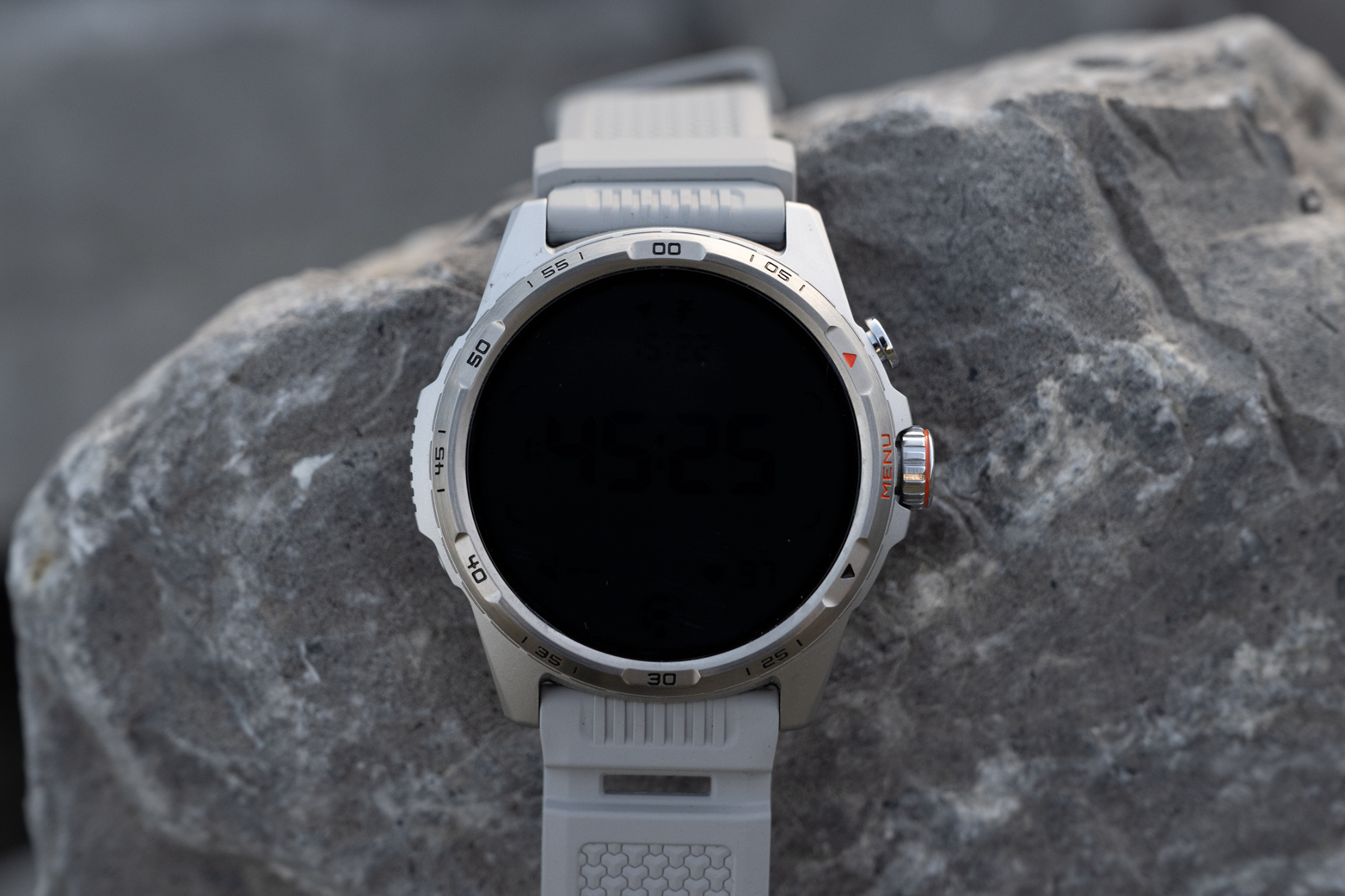 Image lifestyle de la montre intelligente TicWatch Atlas.