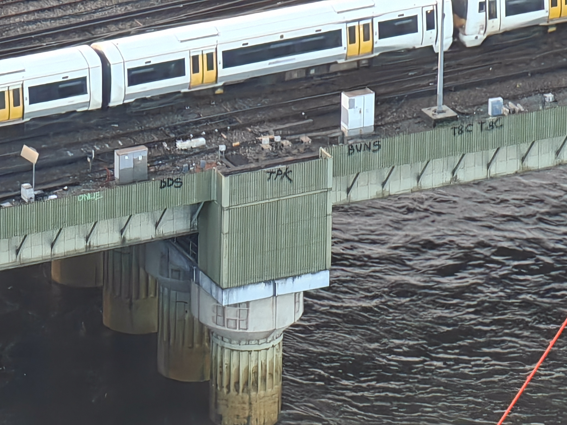 Foto tomada con un zoom de 30x en el Oppo Find X7 Ultra que muestra grafitis en el costado de un puente en Londres.