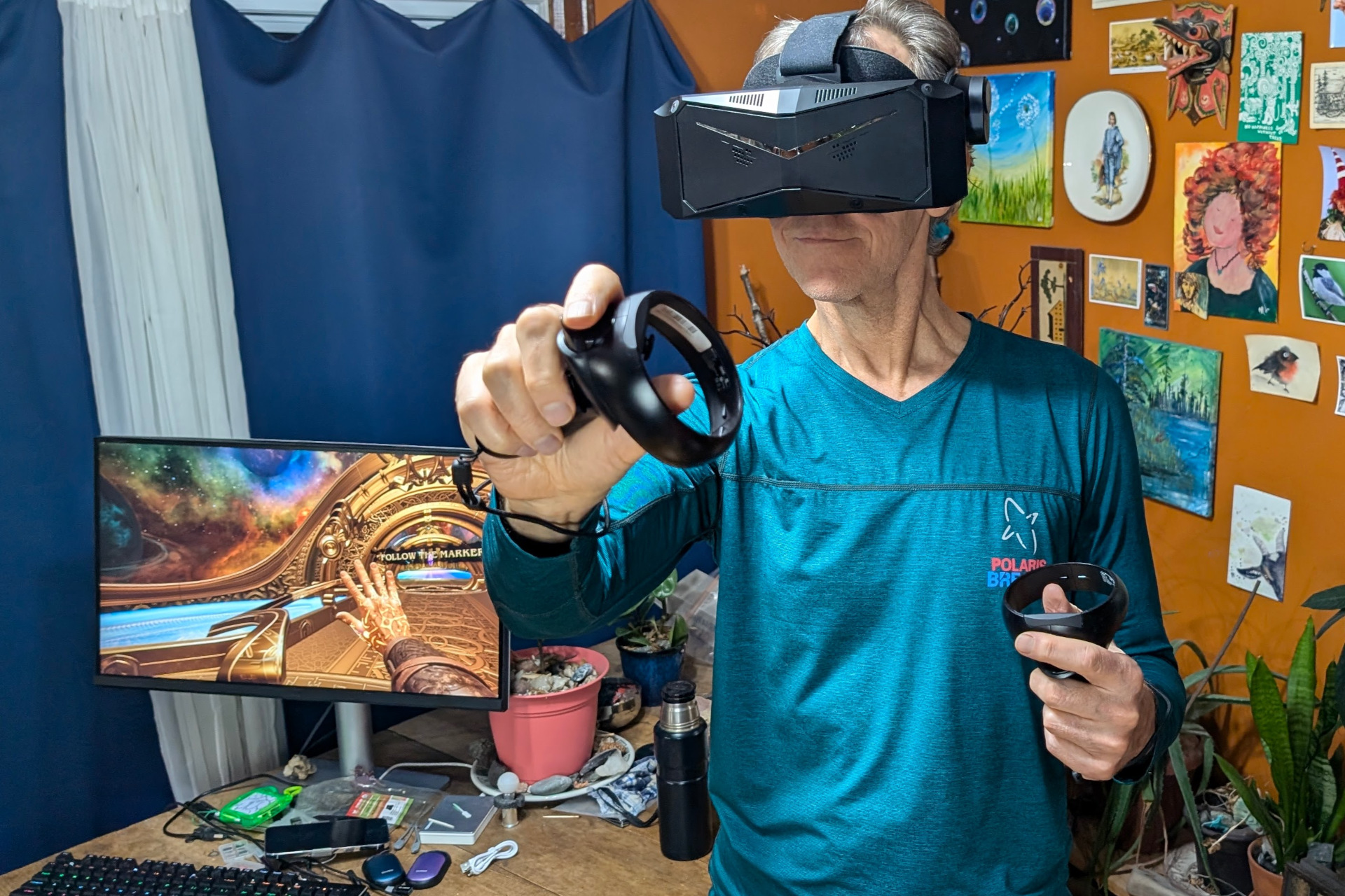 Alan Truly profite d'un jeu VR avec le Pimax Crystal Light.