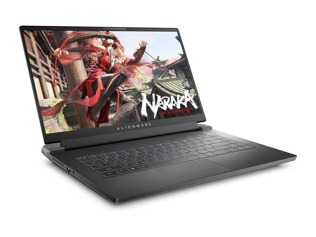 O laptop para jogos Alienware m15 R7 contra um fundo branco.