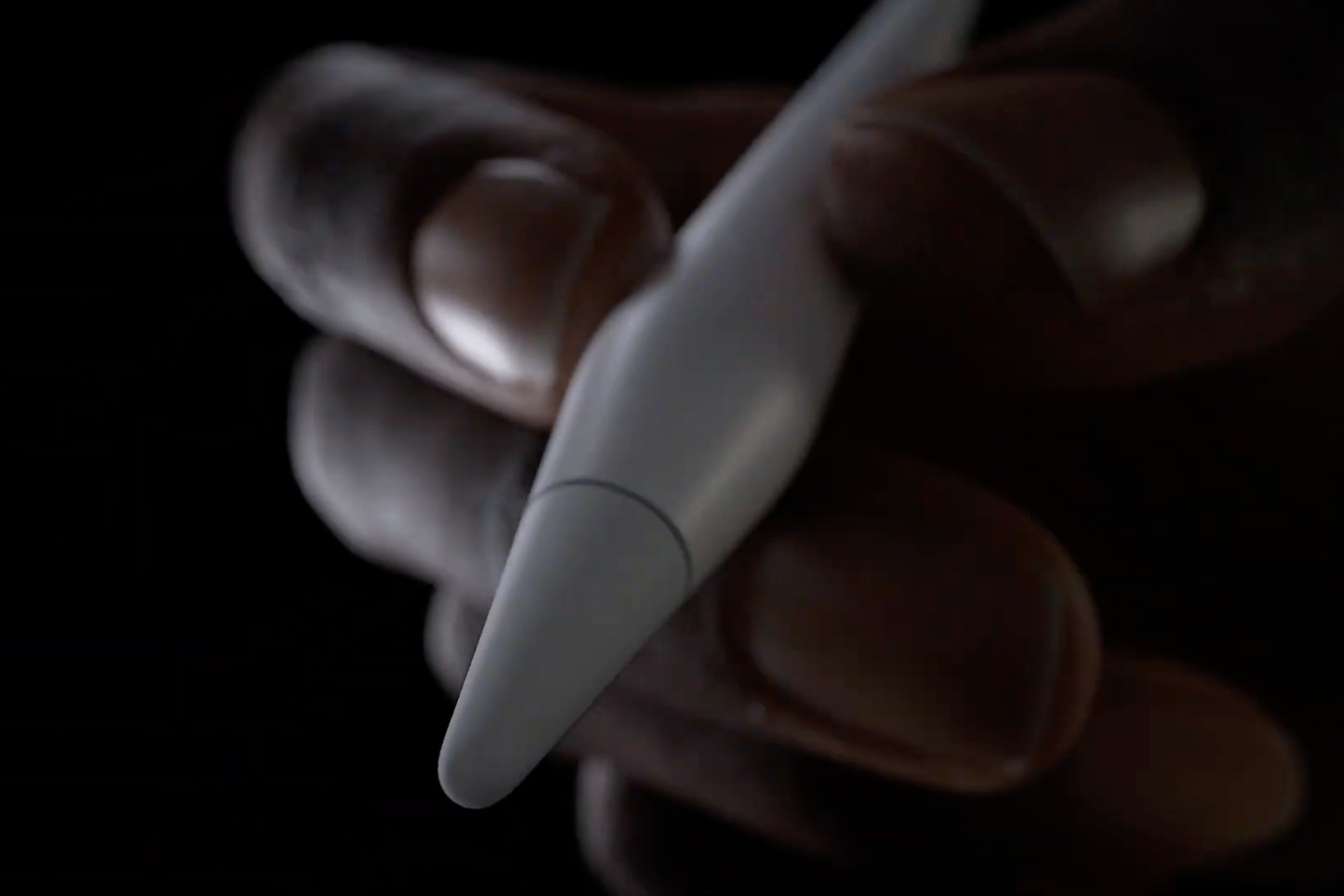 Apple Pencil Pro 笔尖握在手中的特写镜头。