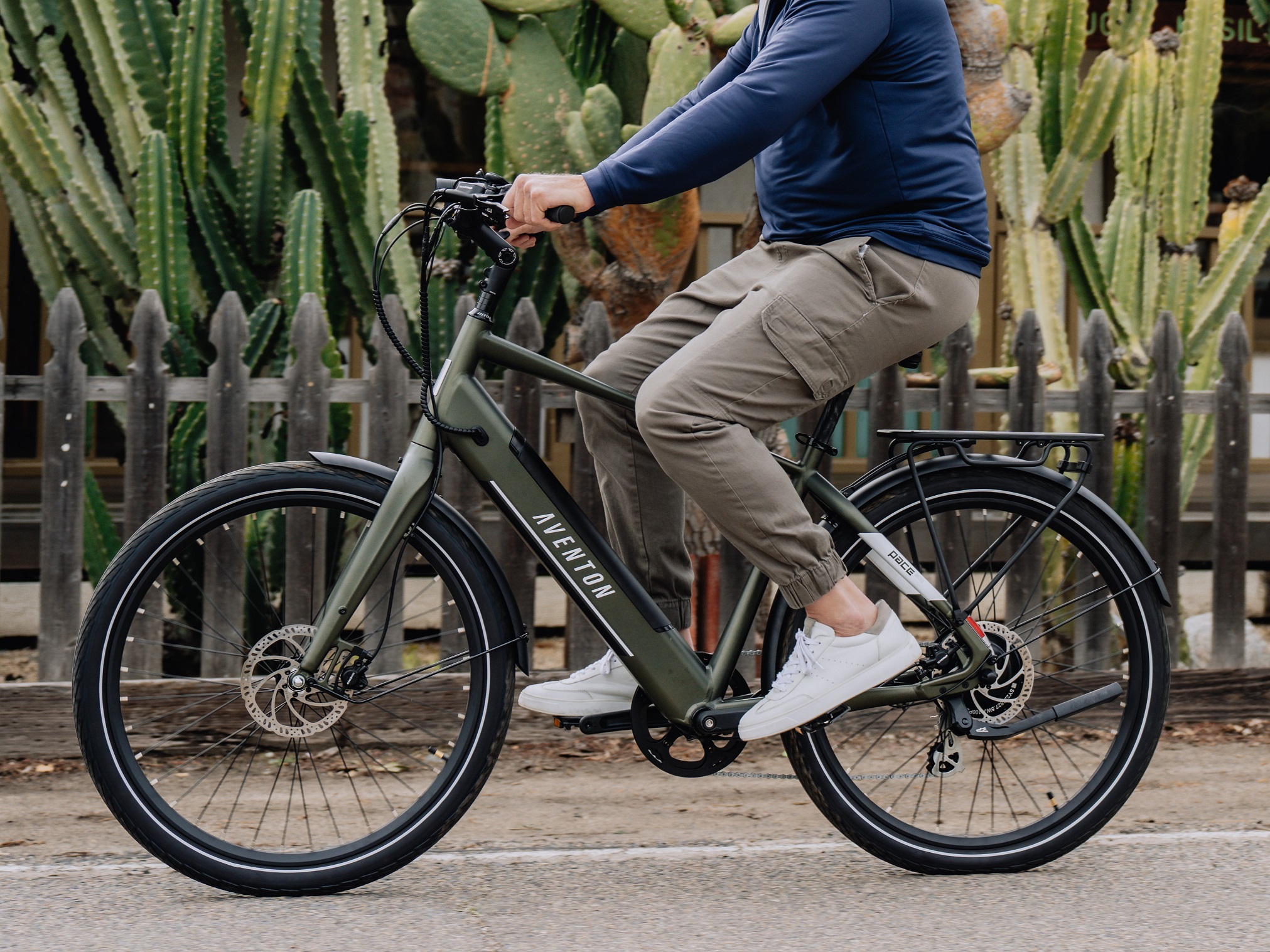 Vélo électrique Aventon Pace 500 pour rouler et rouler sur la route