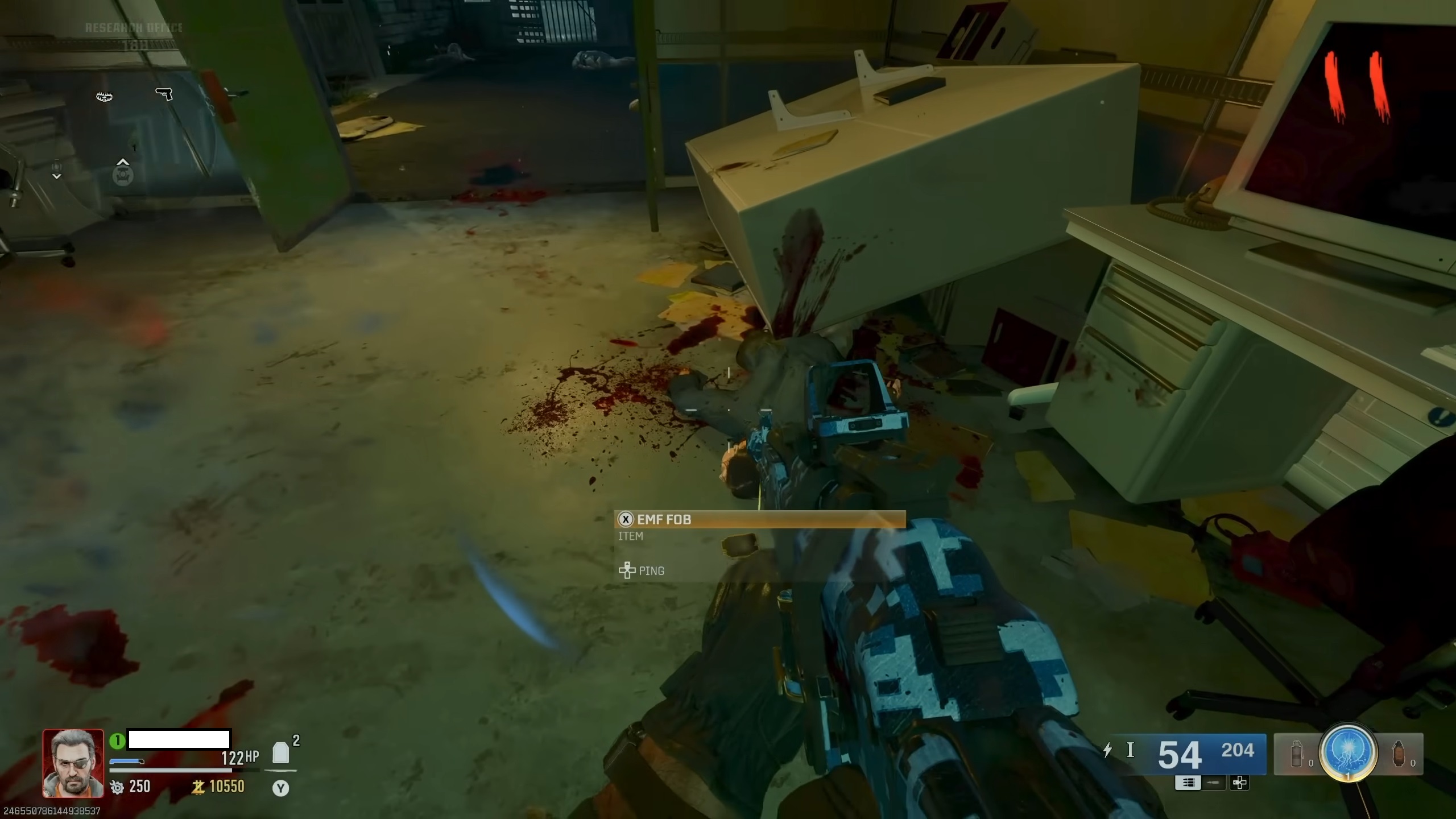 Um zumbi morto debaixo de uma prateleira em Black Ops 6.