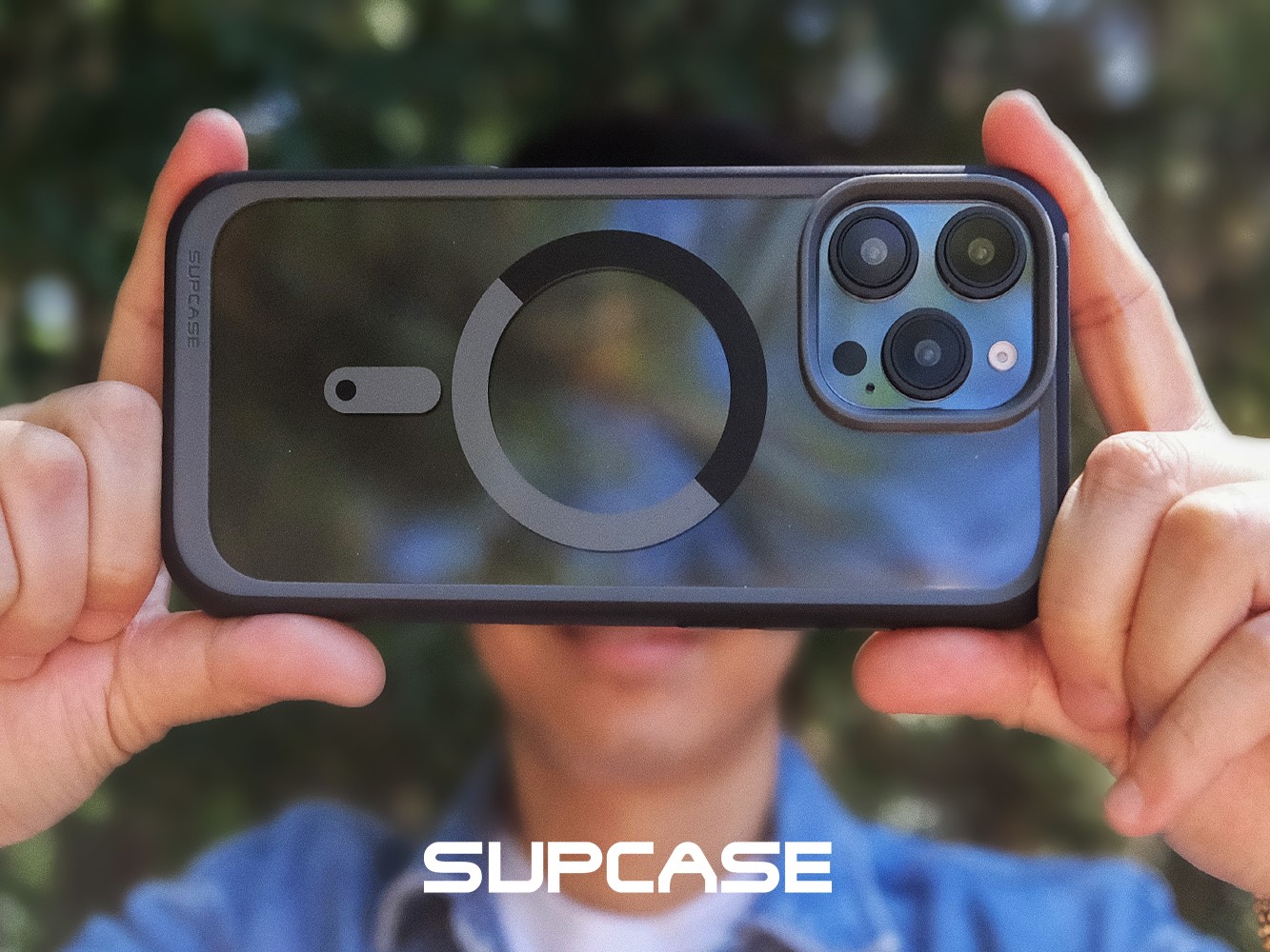 Cliente sosteniendo una funda para teléfono personalizada SUPCASE