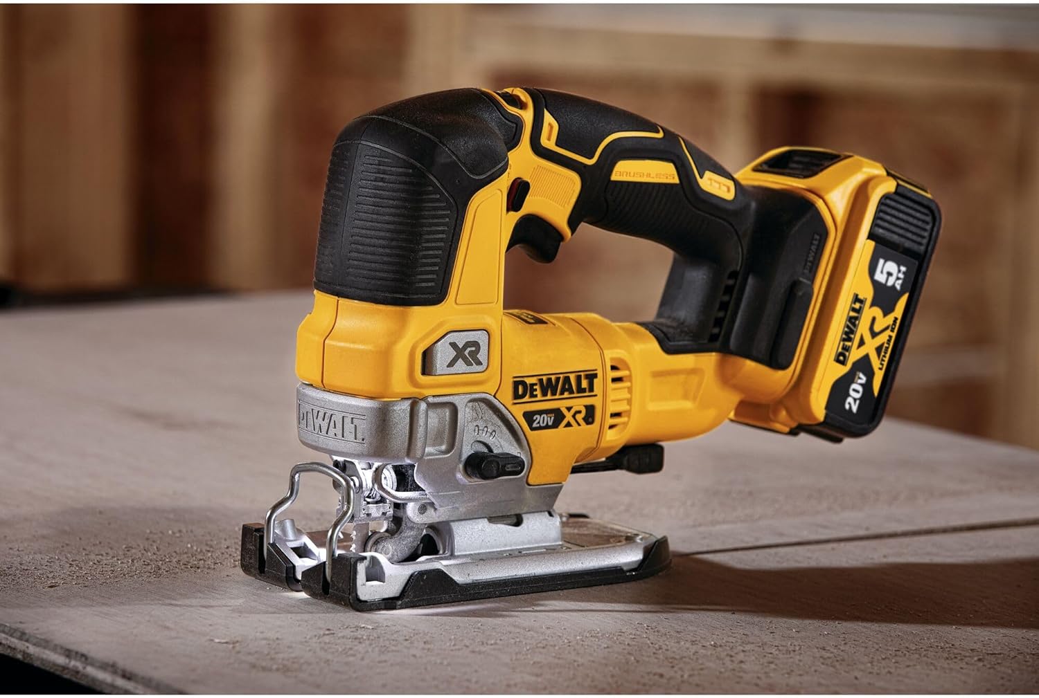 Une scie sauteuse DeWalt 20 V coupant du bois.