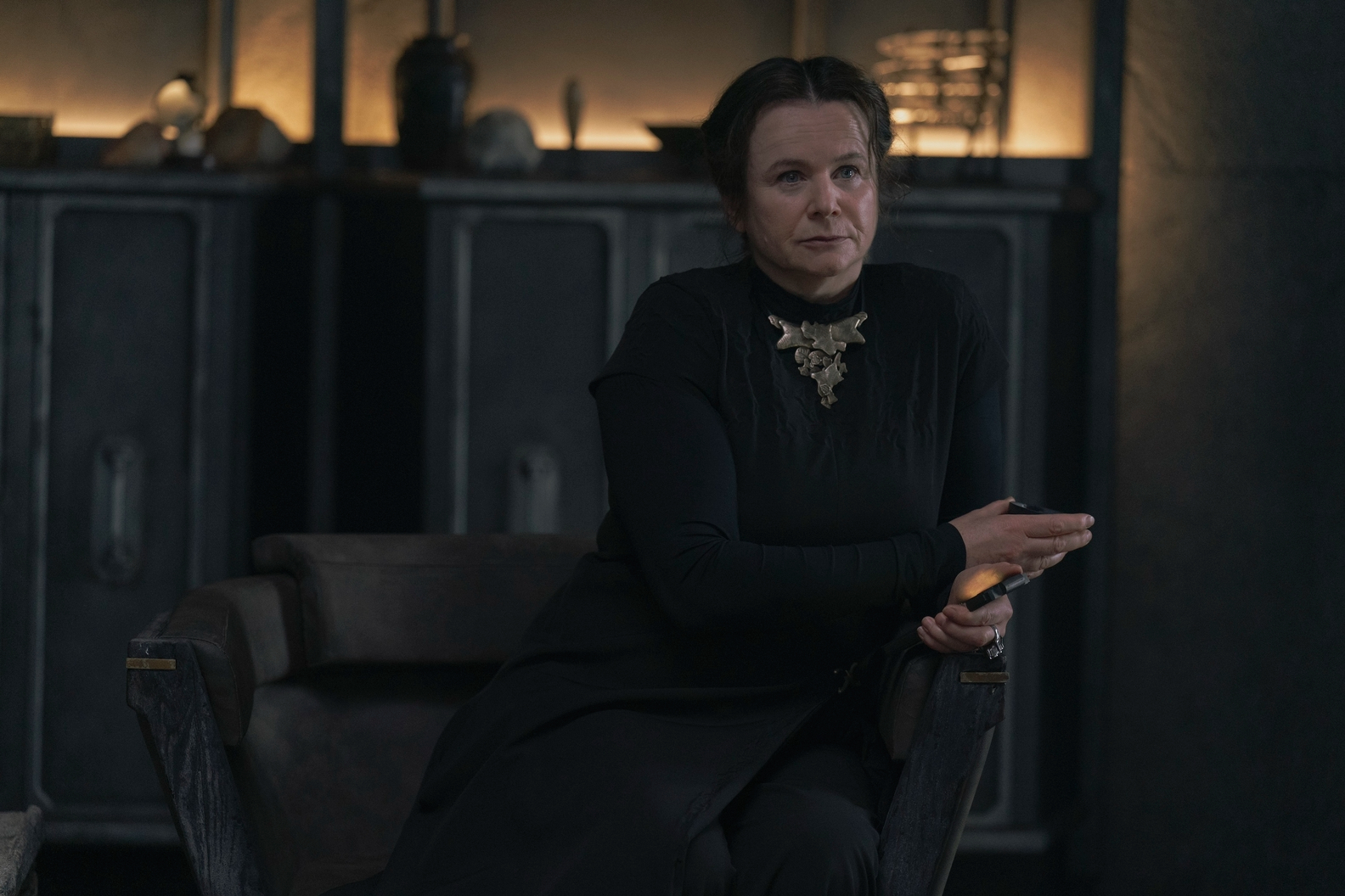 Emily Watson est assise sur une chaise dans Dune : Prophecy.