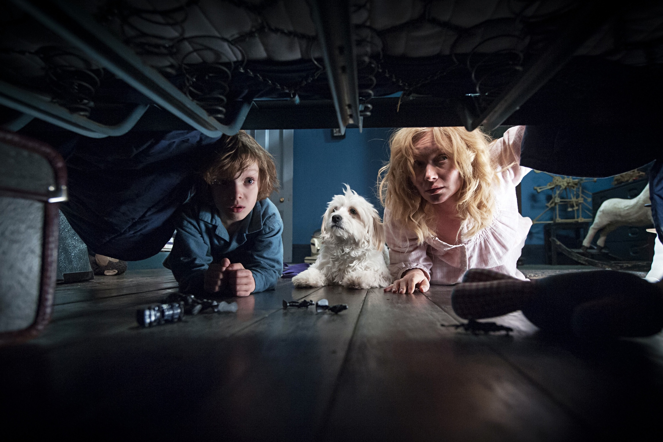 Essie Davis e Noah Wiseman olham juntos debaixo da cama em The Babadook.