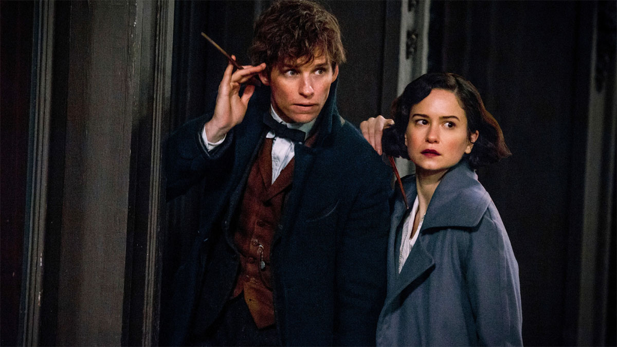 Eddie Redmayne y Katherine Waterston en Animales fantásticos y dónde encontrarlos.