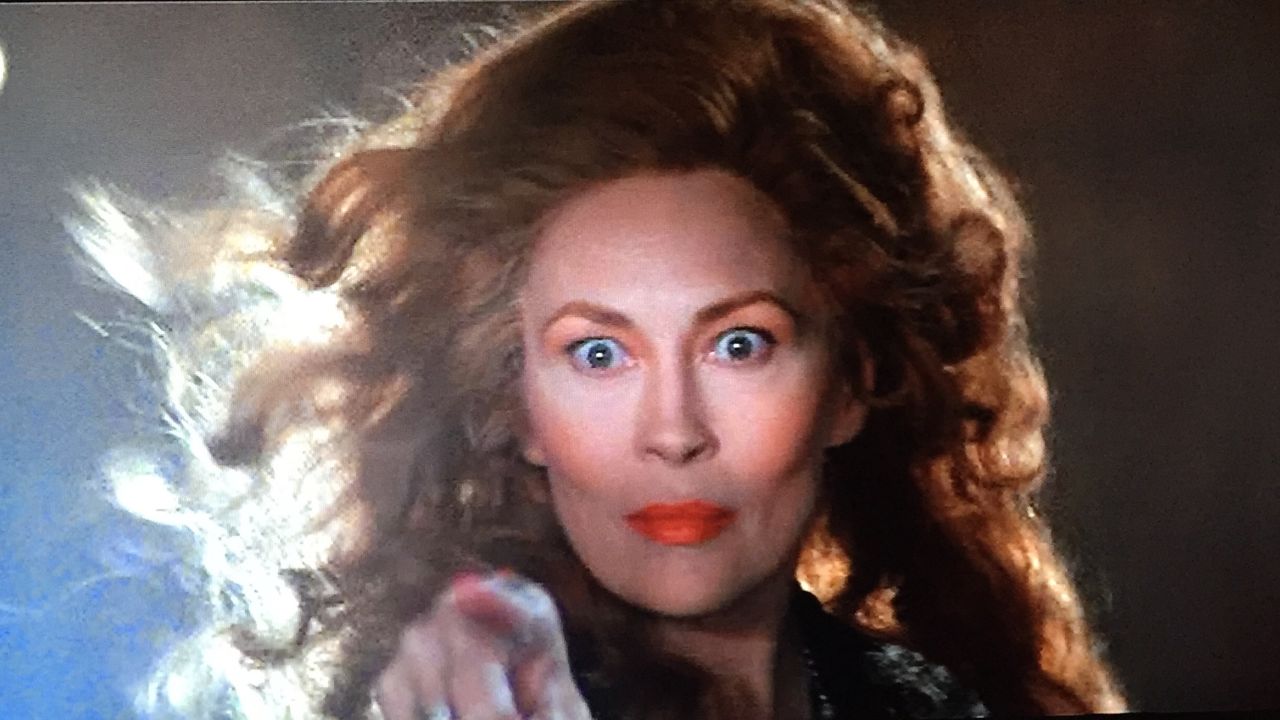 Faye Dunaway as Selena pointing at something in Supergirl.