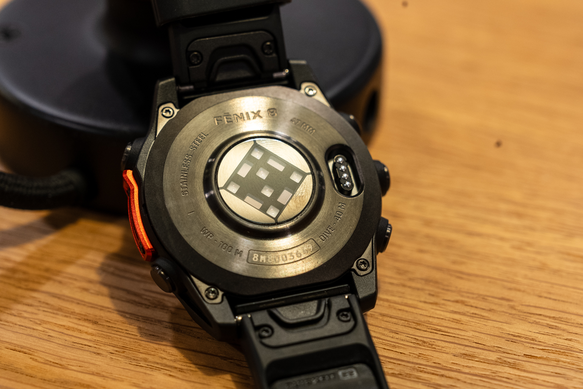 Close do sensor de frequência cardíaca na parte traseira do Garmin Fenix ​​8.