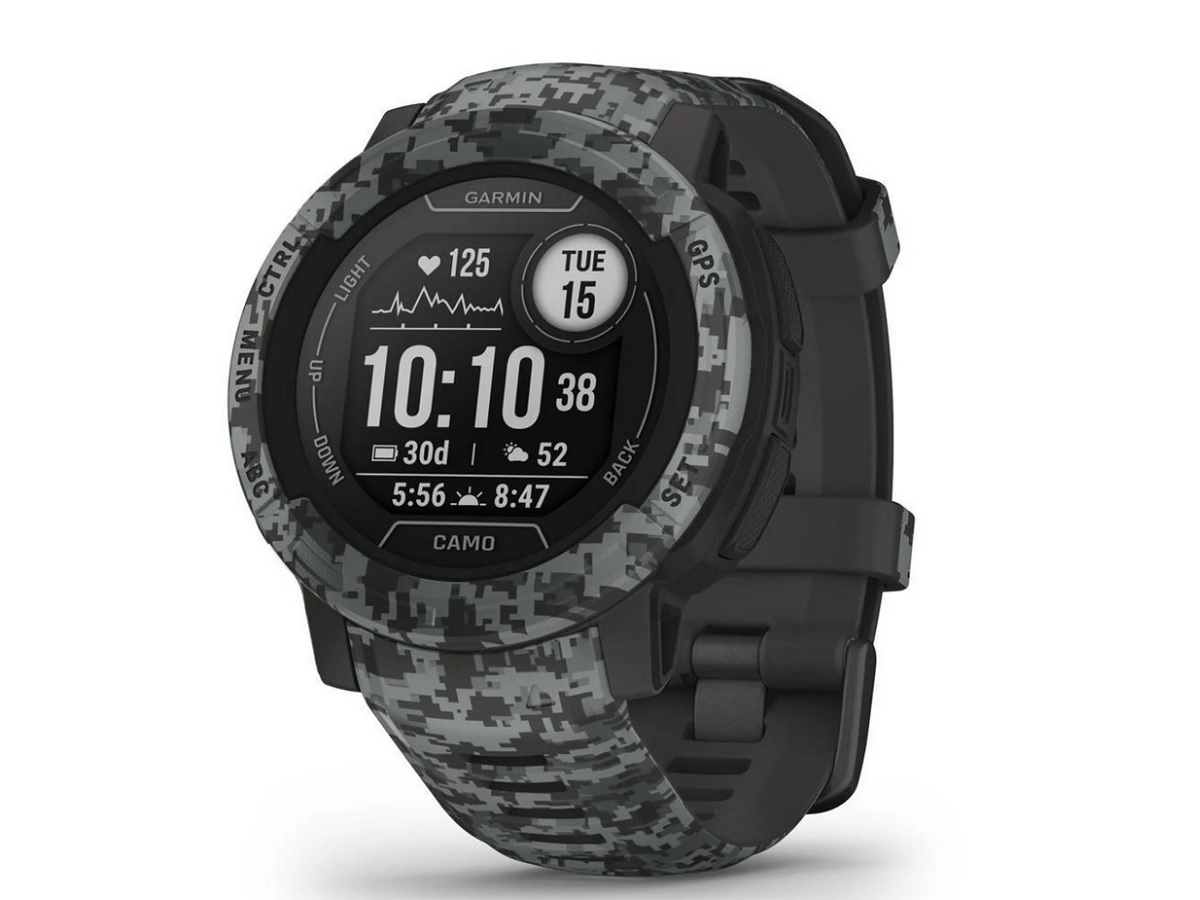 O Garmin Instinct 2 Camo Edition em um fundo branco.