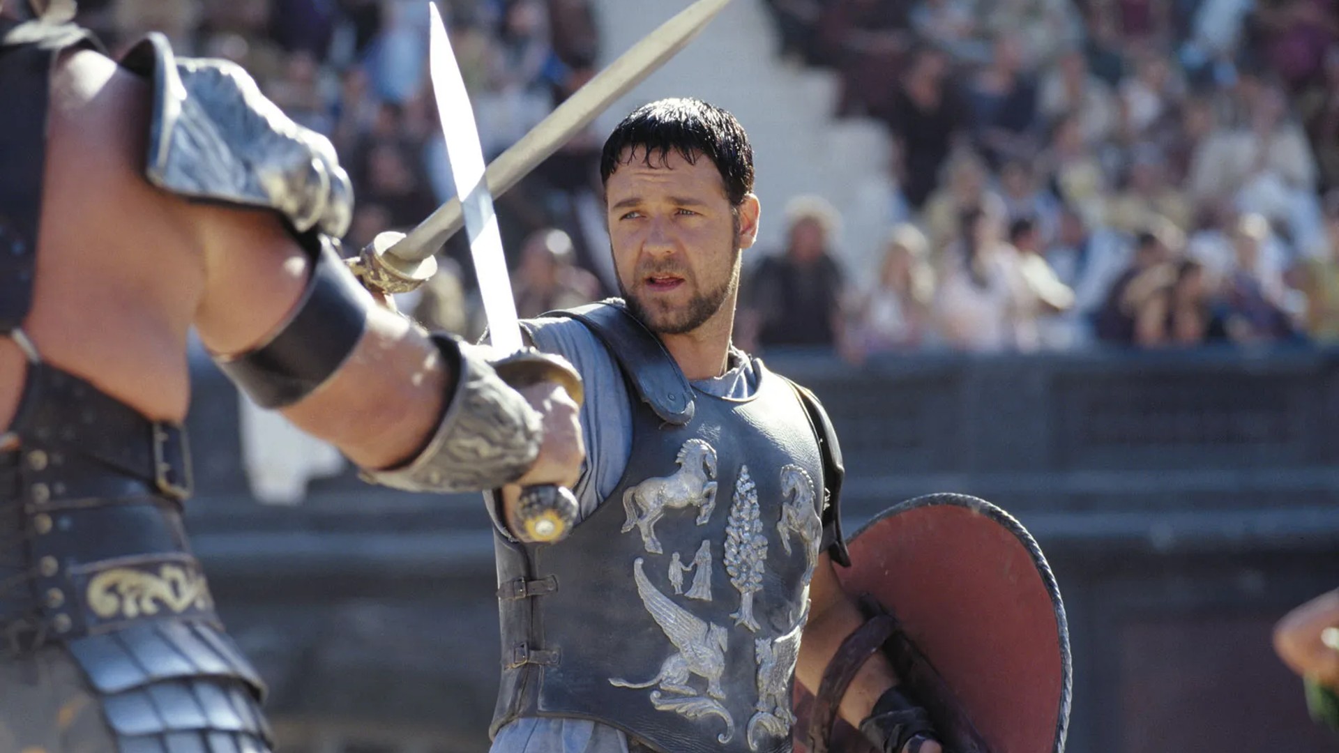 Russell Crowe empunha uma lâmina em cena do filme Gladiador.