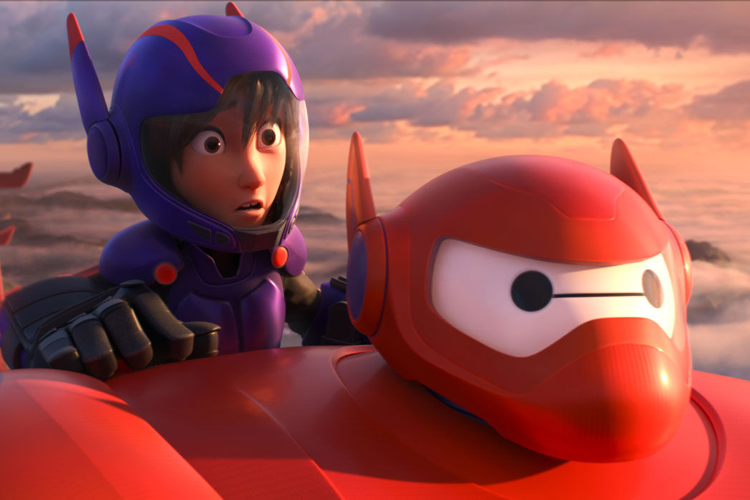 Hiro se agarra às costas de Baymax em Big Hero 6.