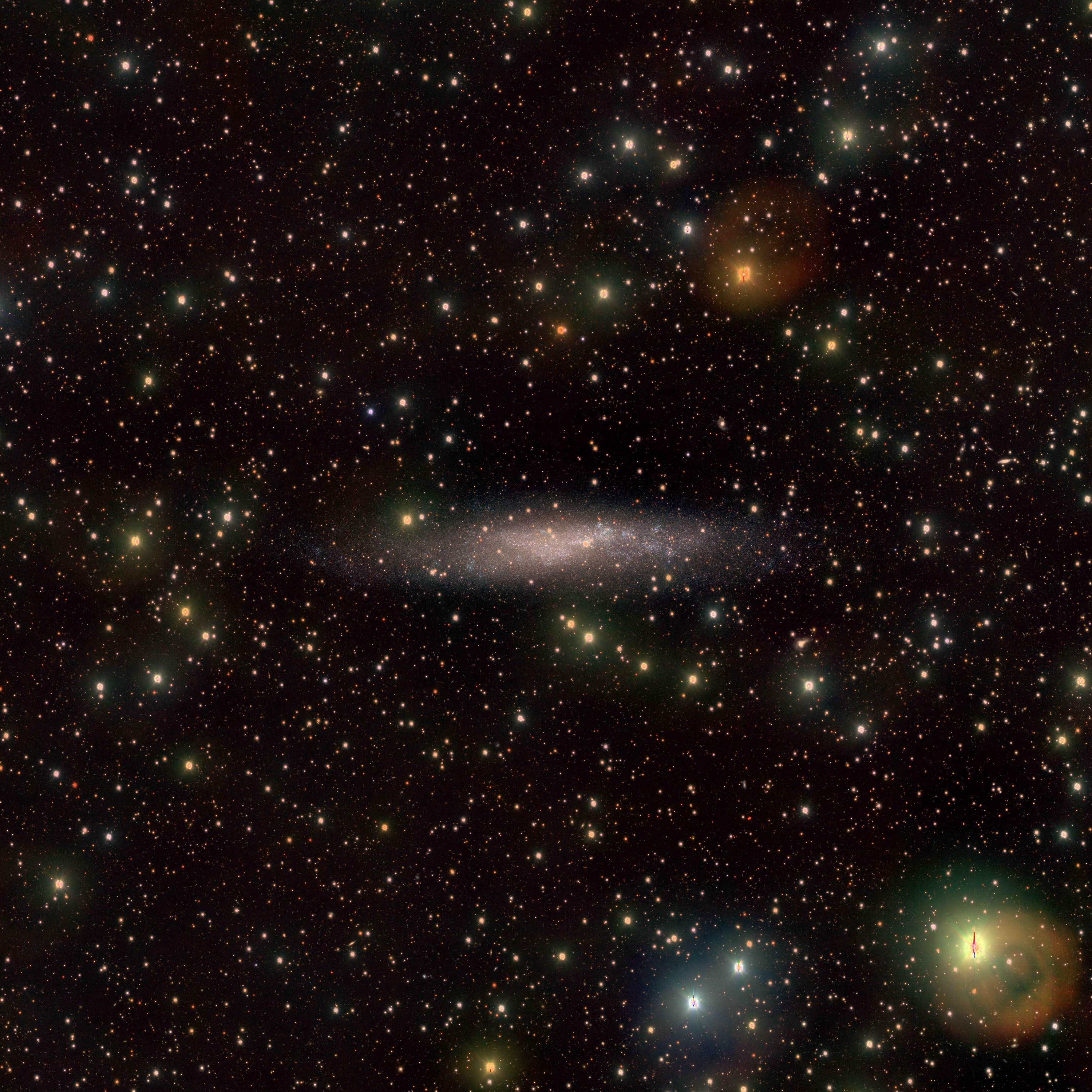 Imagem da galáxia irregular NGC 3109, localizada a uma distância de cerca de 4 milhões de anos-luz de nós, em direção ao limite do Grupo Local, capturada pelo VST (VLT Survey Telescope), telescópio italiano administrado pelo Instituto Nacional Italiano de Astrofísica (INAF) no Observatório do Paranal do ESO, Chile.